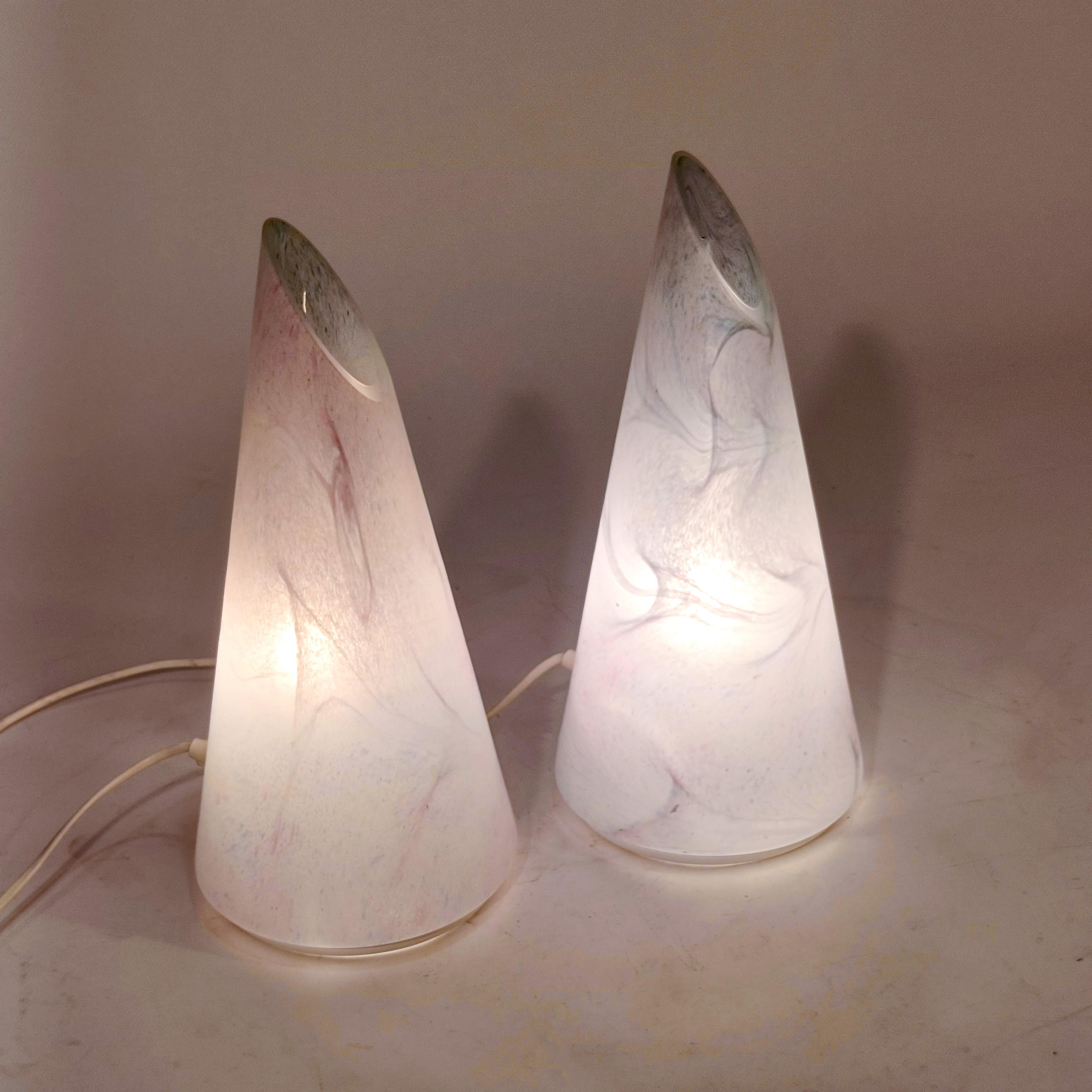 Fin du 20e siècle A Space AGE et Modern Age. Lampes de table coniques en verre de Murano soufflé à la main, Italie, années 1980 en vente