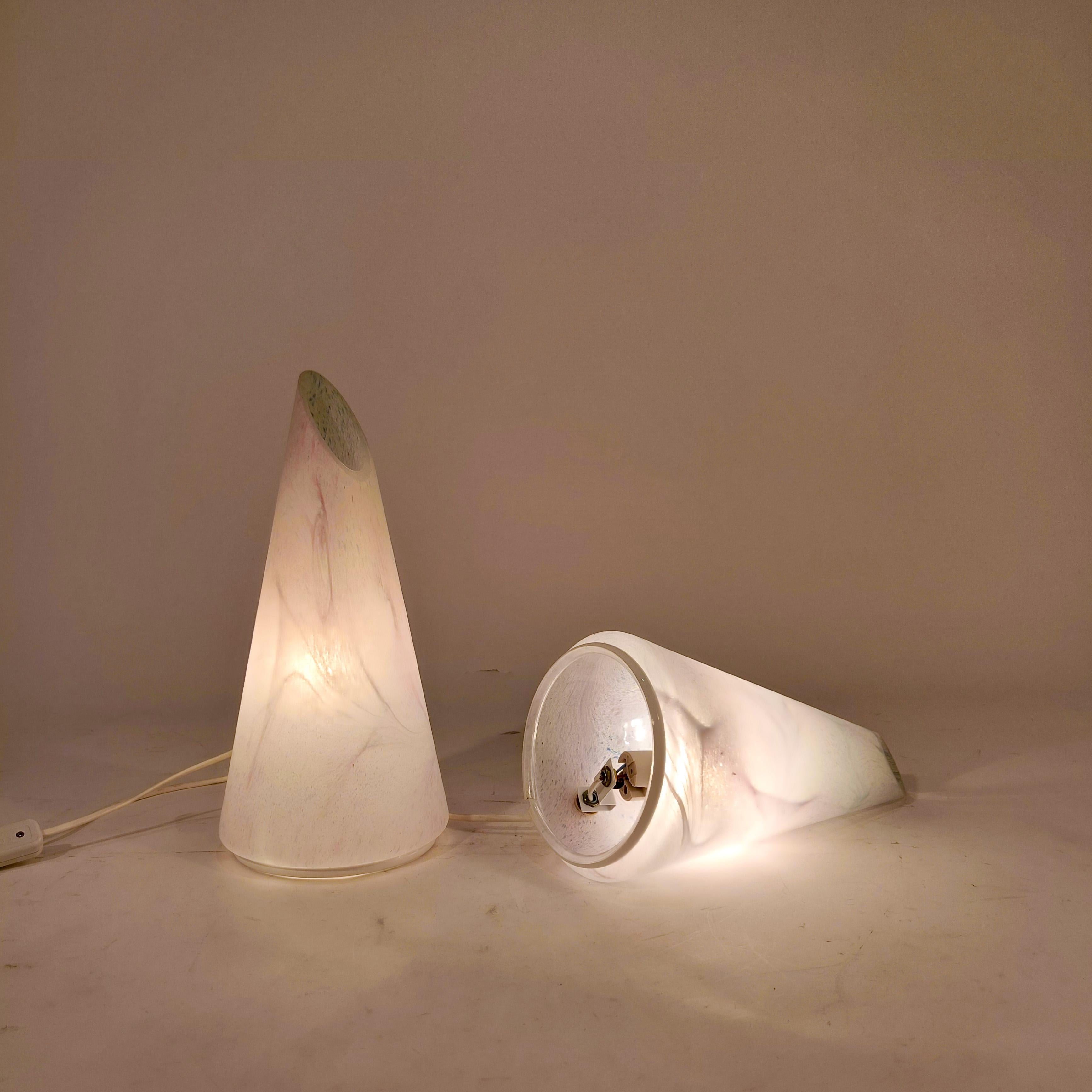 A Space AGE et Modern Age. Lampes de table coniques en verre de Murano soufflé à la main, Italie, années 1980 en vente 1