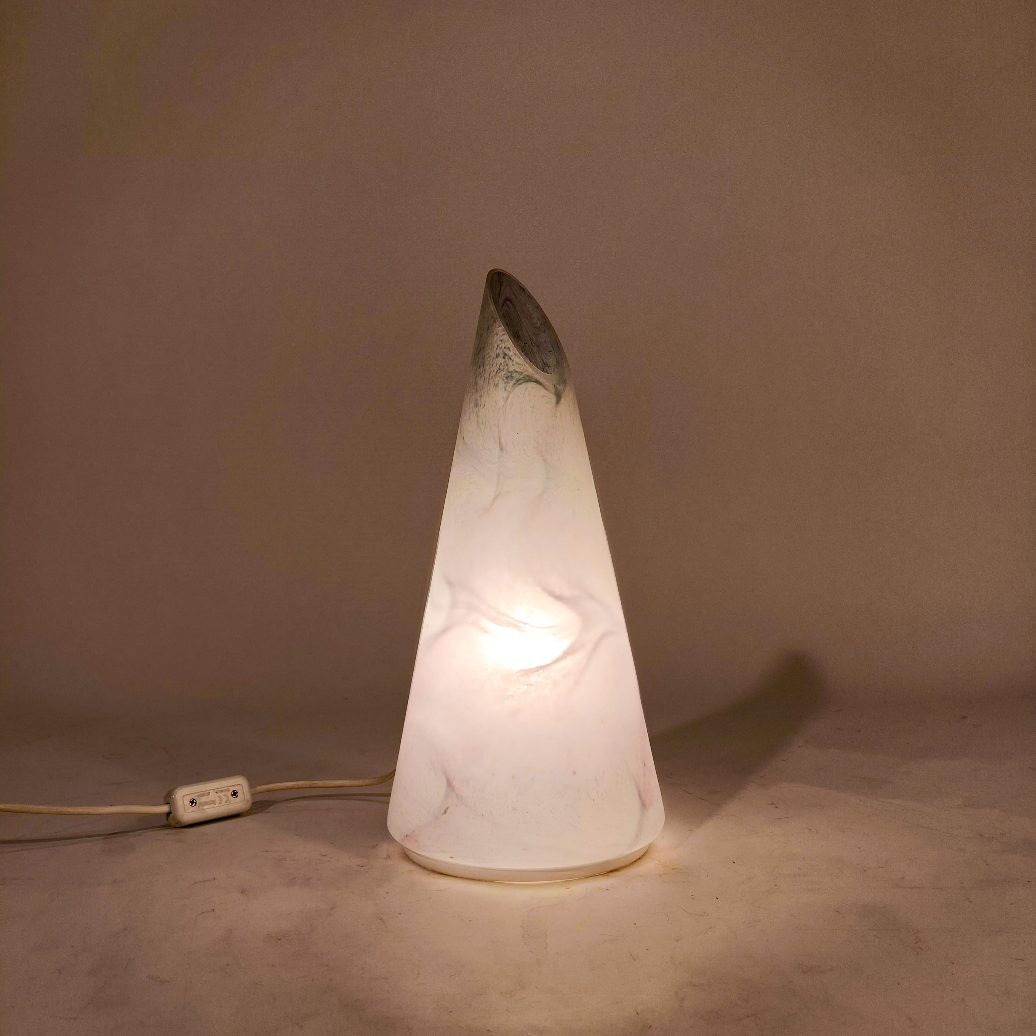 A Space AGE et Modern Age. Lampes de table coniques en verre de Murano soufflé à la main, Italie, années 1980 en vente 2