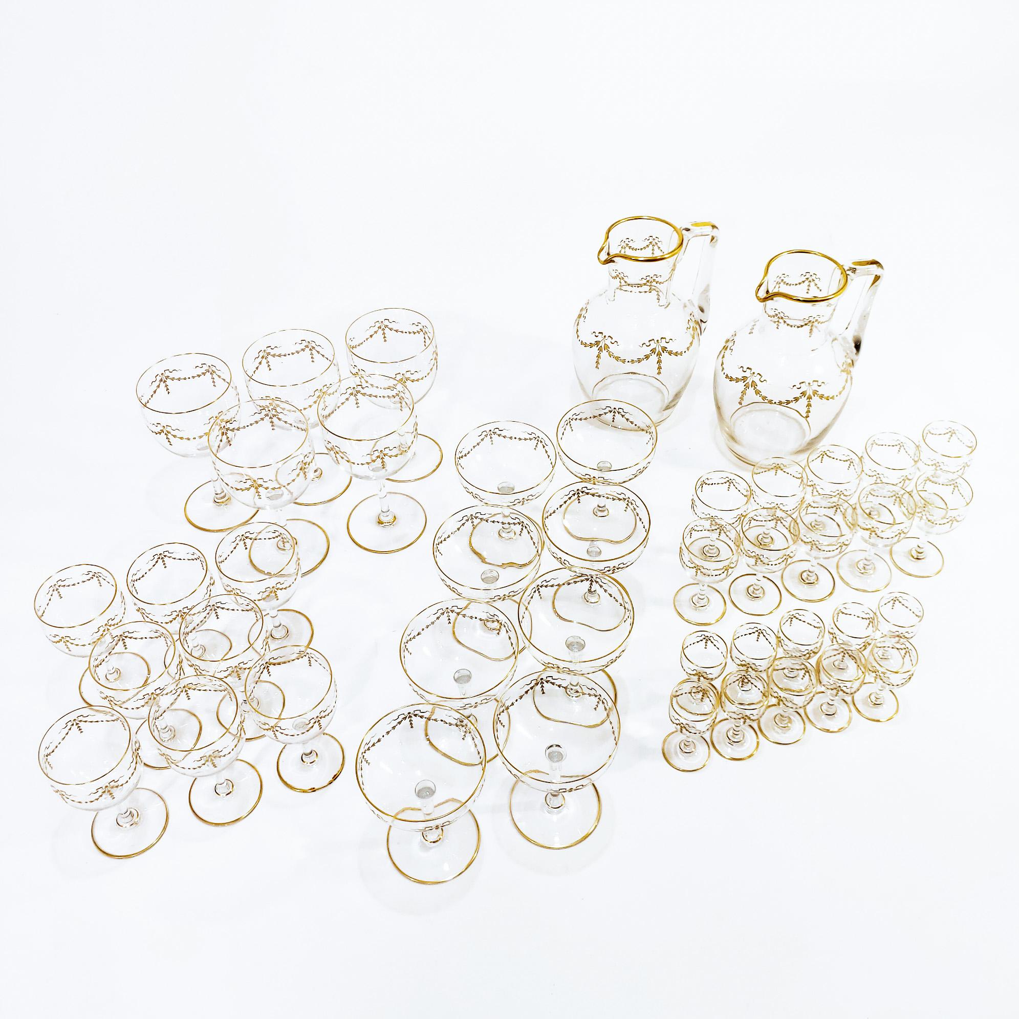 Service de verrerie française de 43 pièces de Baccarat, 19e siècle. Selon les références du catalogue Baccarat de 1916, cette verrerie est de style Louis XVI, semblable aux modèles 11582 et 7776 en cristal mousseline. Ce set est composé de deux