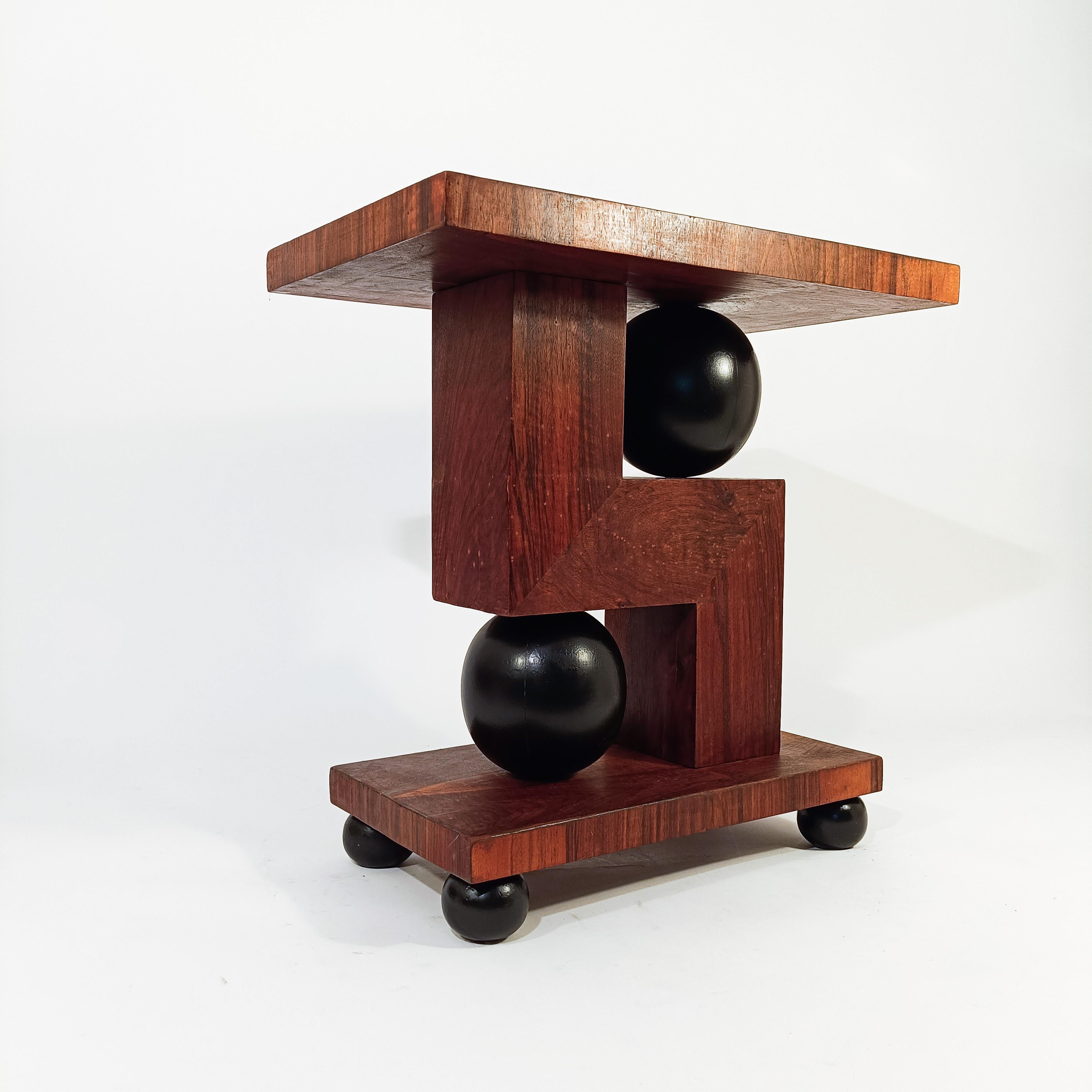 Table d'appoint sculpturale Art déco dans le style d'Osvaldo Borsani, Italie, années 1930. Réalisée en bois de noyer, cette pièce est formée d'une base soutenue par quatre pieds sphériques, sur lesquels repose une structure purement cubiste avec