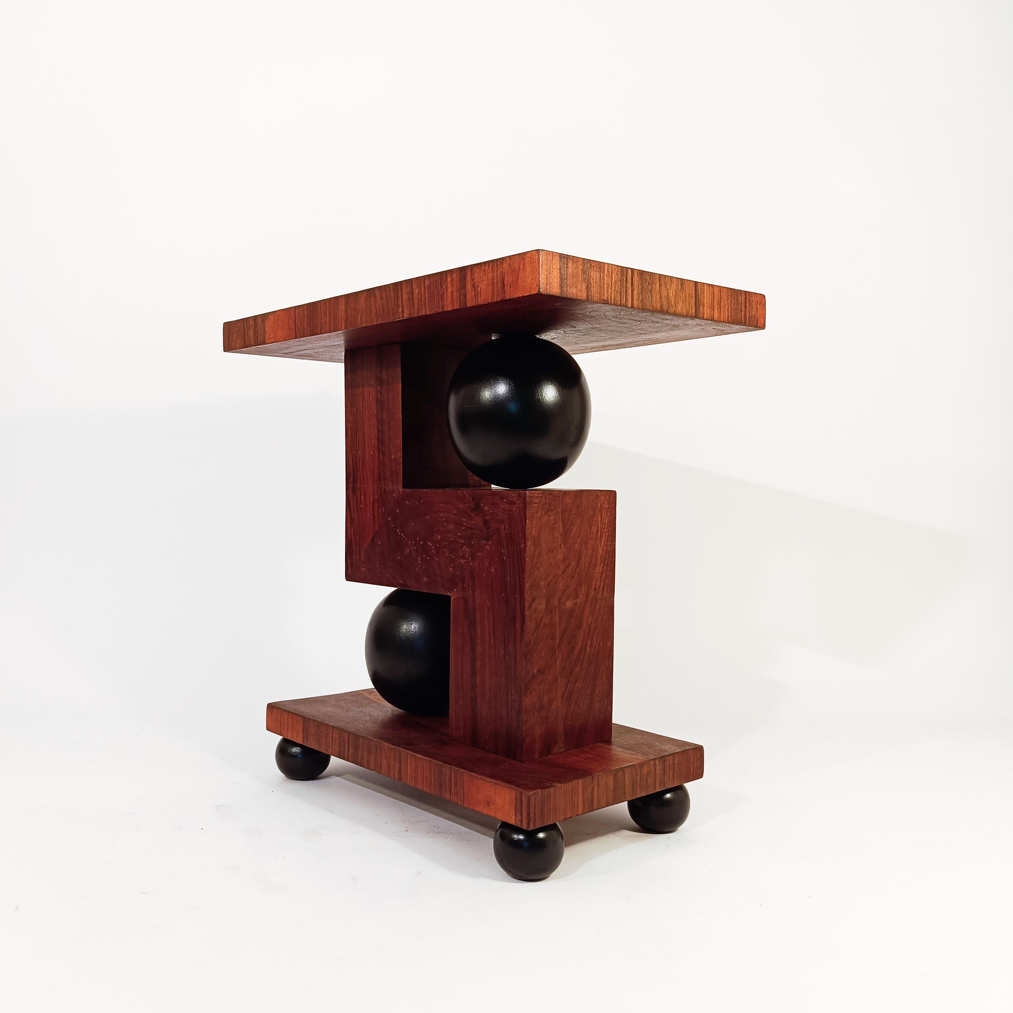 italien Art déco. Table d'appoint sculpturale en noyer de style cubiste, Italie, années 1930 en vente