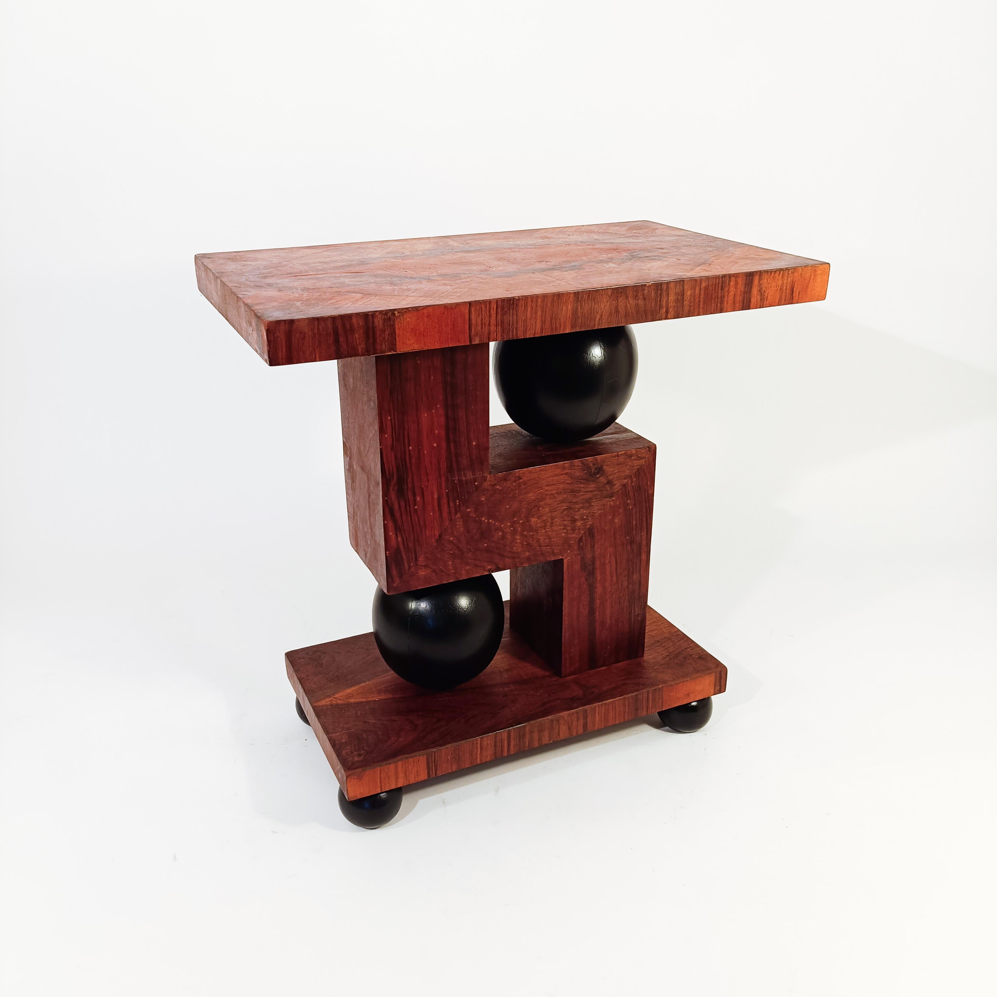 Sculpté à la main Art déco. Table d'appoint sculpturale en noyer de style cubiste, Italie, années 1930 en vente