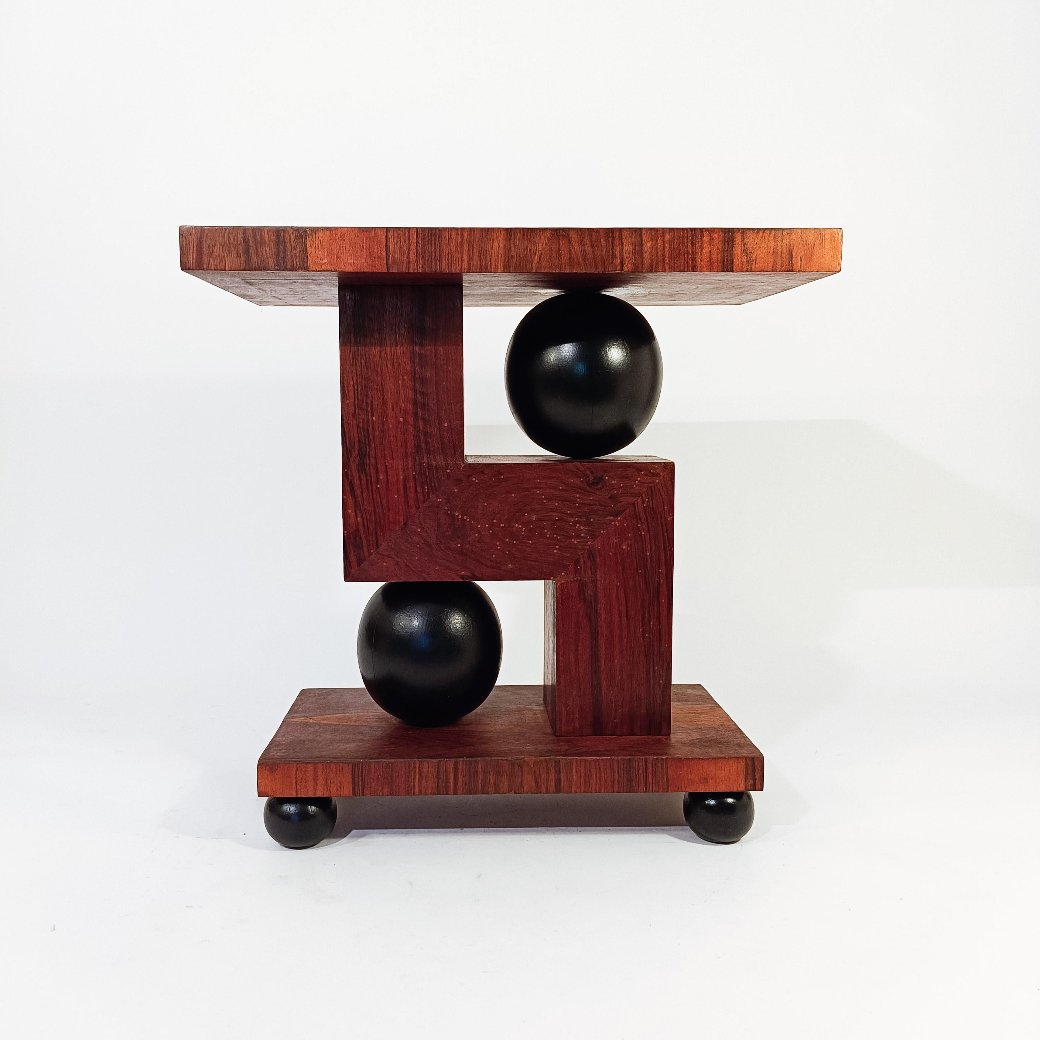 Art déco. Table d'appoint sculpturale en noyer de style cubiste, Italie, années 1930 Bon état - En vente à SANT ADRIÀ DE BESÒS, ES