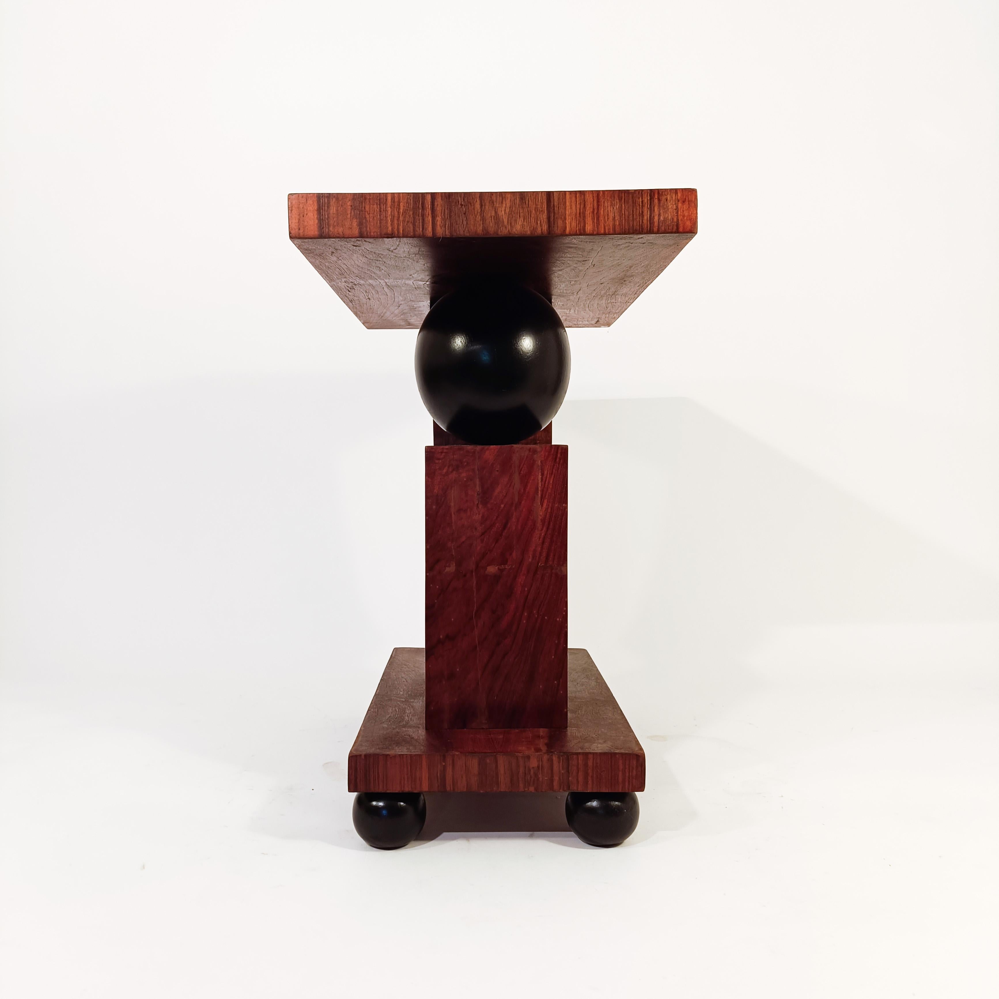Milieu du XXe siècle Art déco. Table d'appoint sculpturale en noyer de style cubiste, Italie, années 1930 en vente