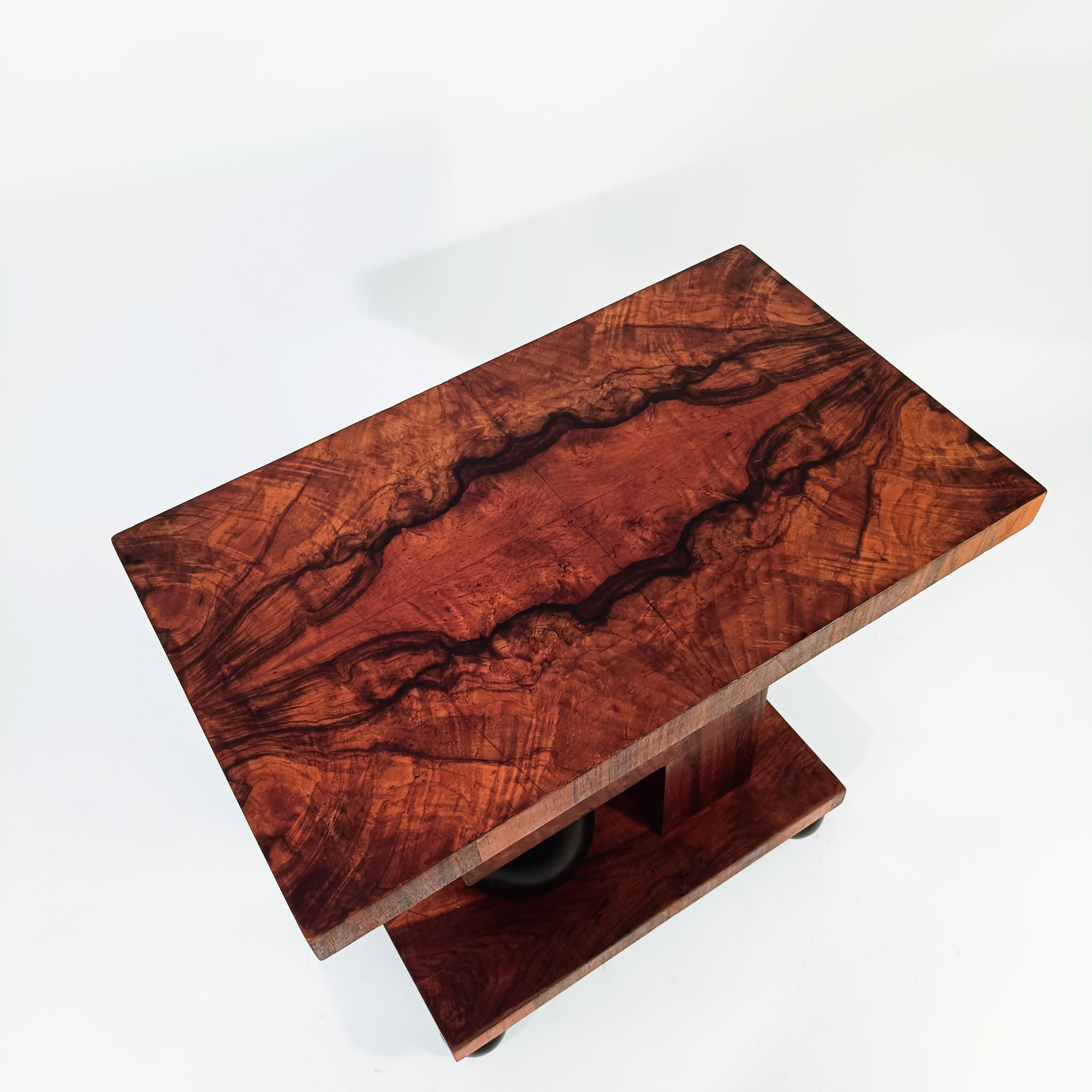 Noyer Art déco. Table d'appoint sculpturale en noyer de style cubiste, Italie, années 1930 en vente