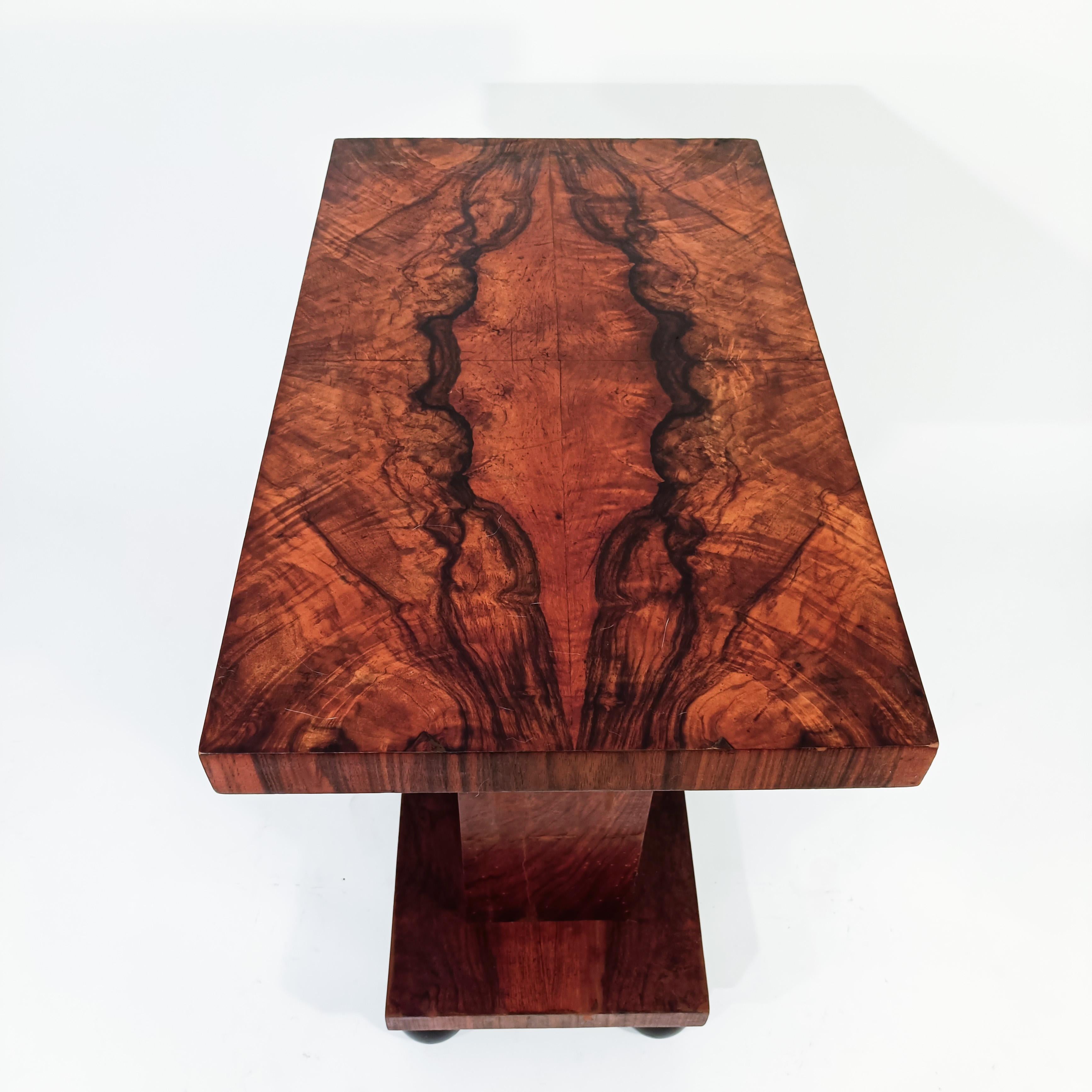 Art déco. Table d'appoint sculpturale en noyer de style cubiste, Italie, années 1930 en vente 1