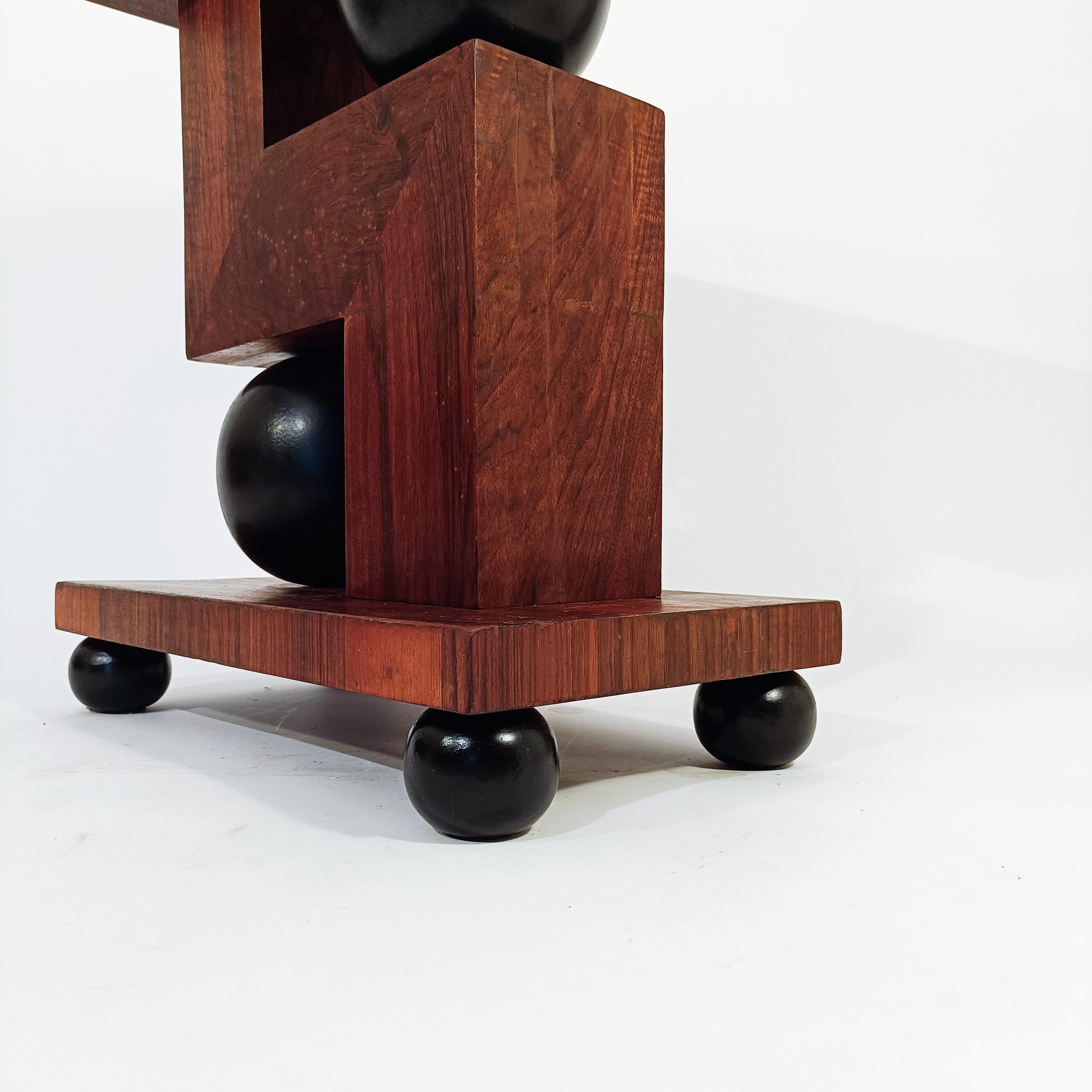 Art déco. Table d'appoint sculpturale en noyer de style cubiste, Italie, années 1930 en vente 2