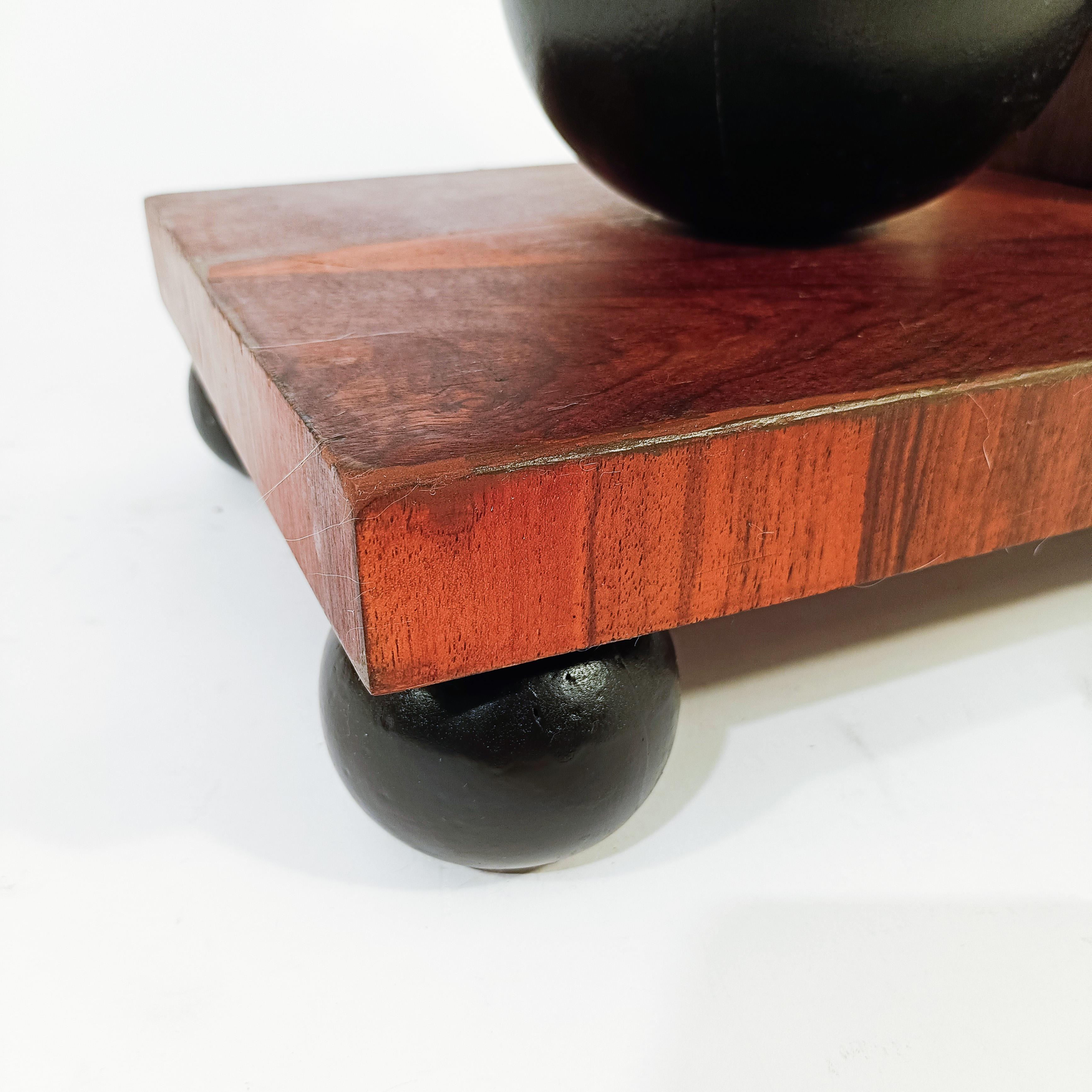 Art déco. Table d'appoint sculpturale en noyer de style cubiste, Italie, années 1930 en vente 3