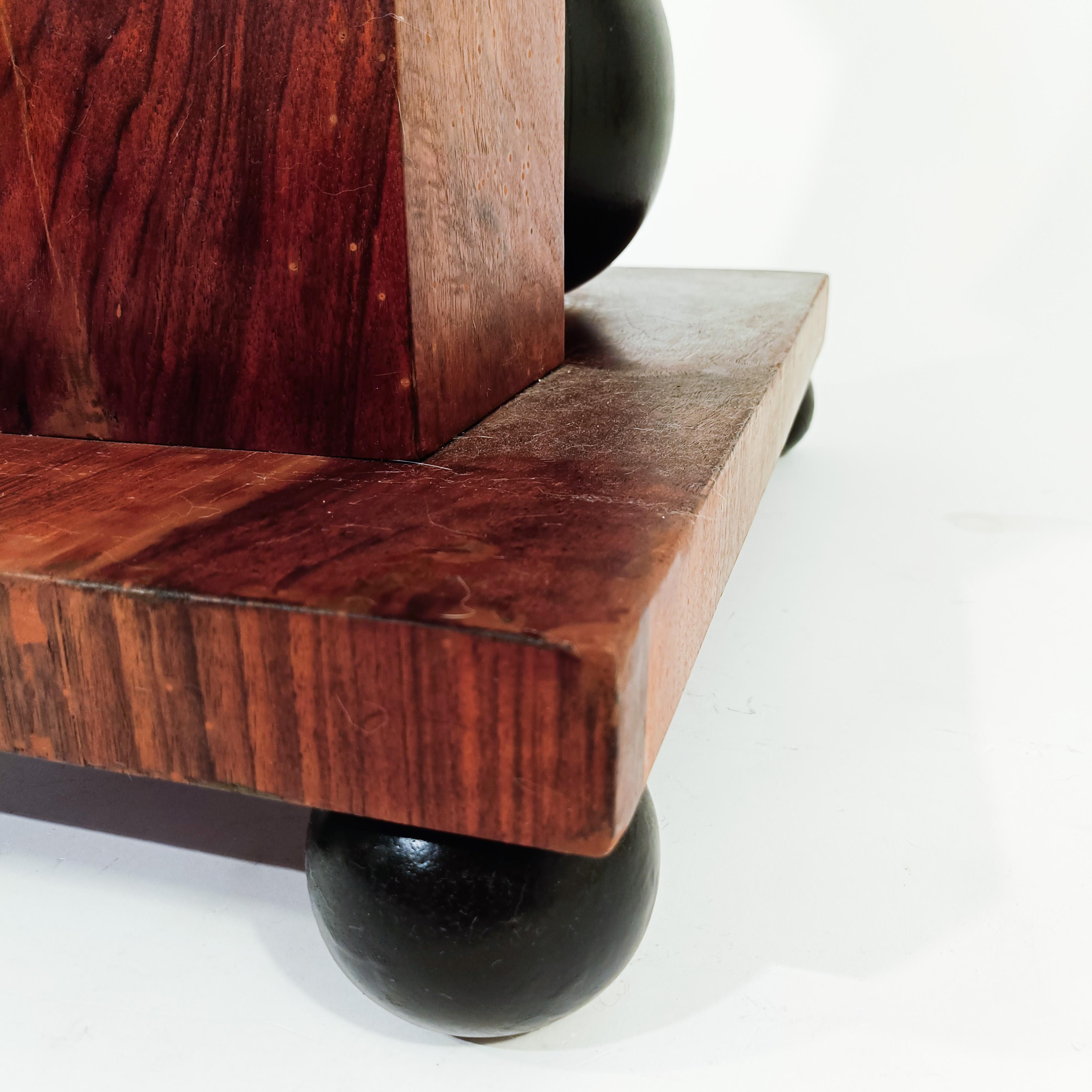 Art déco. Table d'appoint sculpturale en noyer de style cubiste, Italie, années 1930 en vente 4