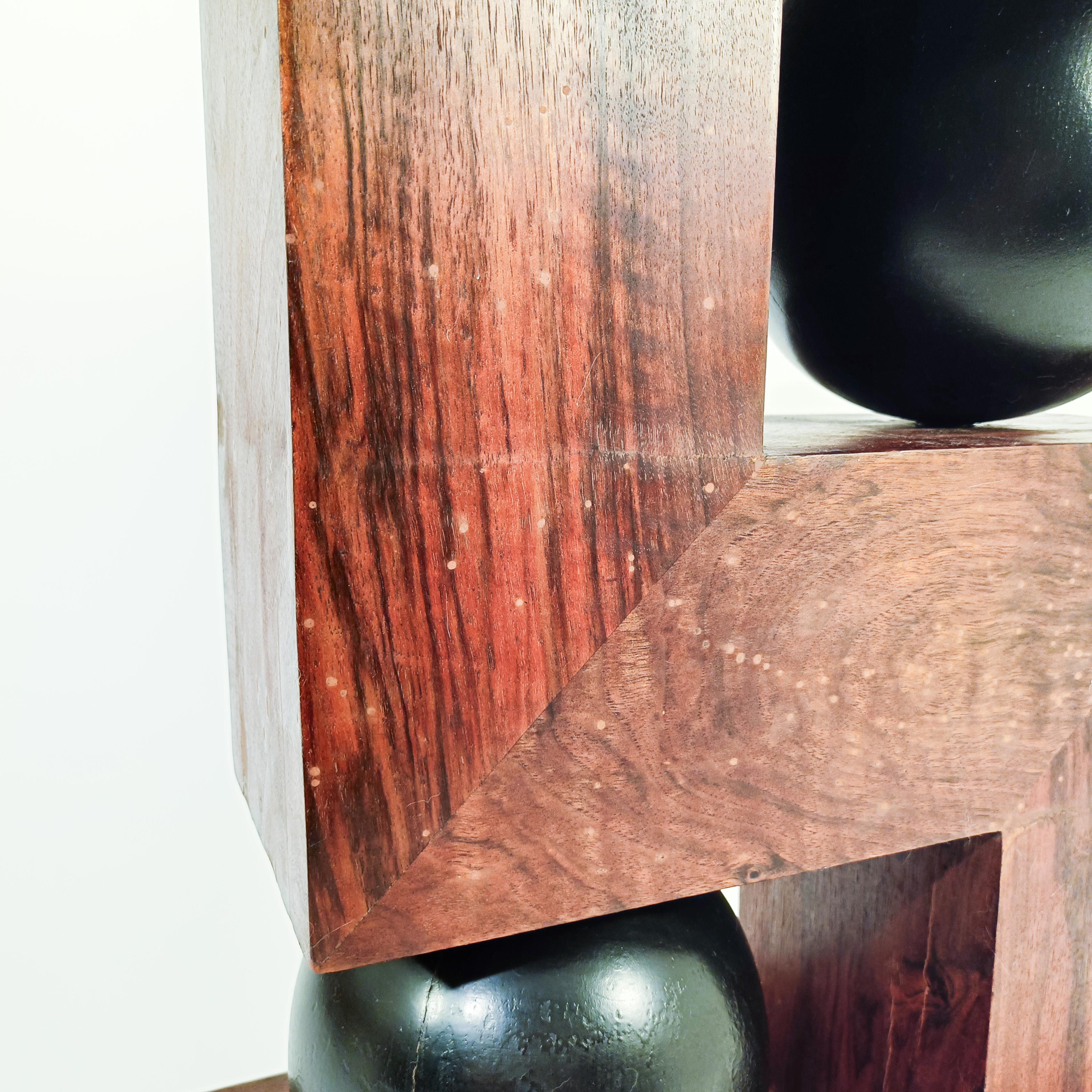 Art déco. Table d'appoint sculpturale en noyer de style cubiste, Italie, années 1930 en vente 5