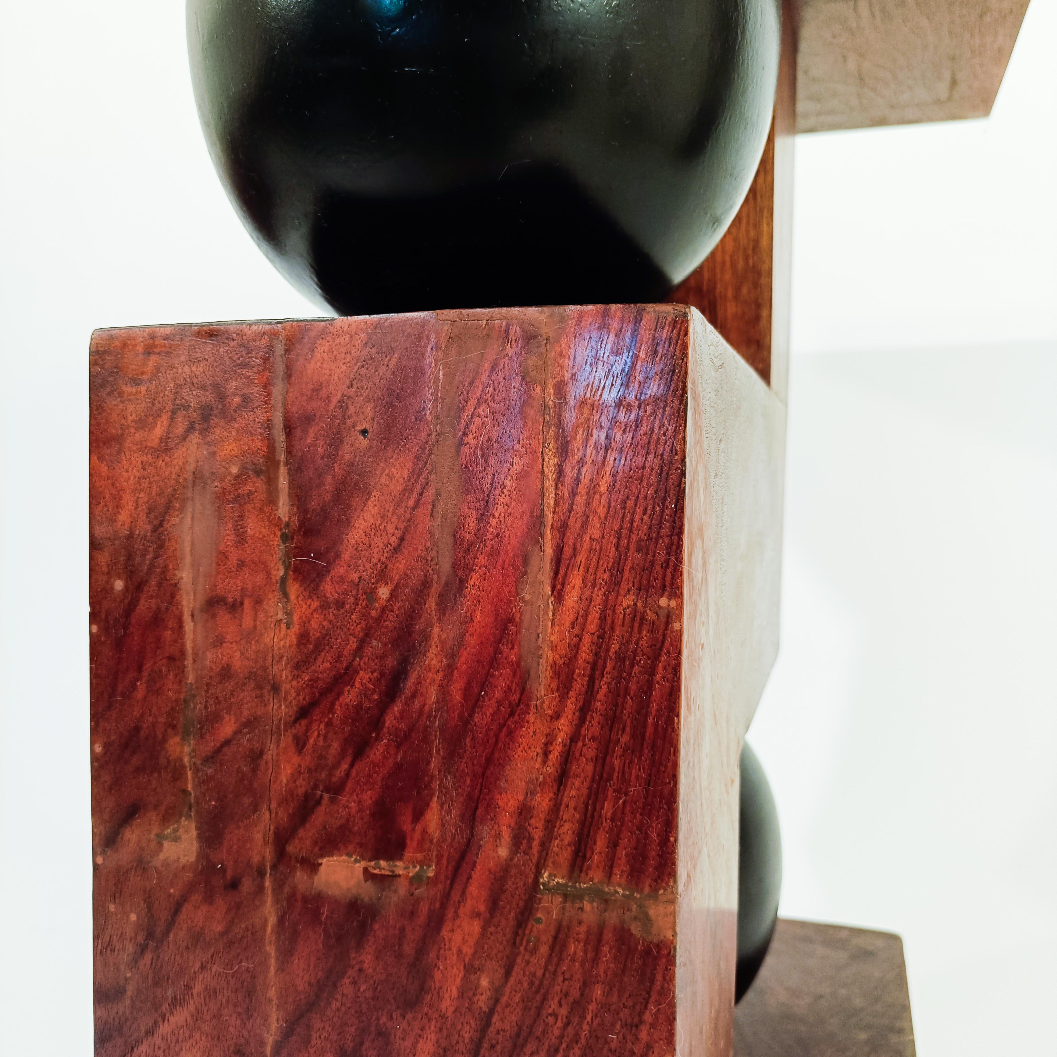 Art déco. Table d'appoint sculpturale en noyer de style cubiste, Italie, années 1930 en vente 6