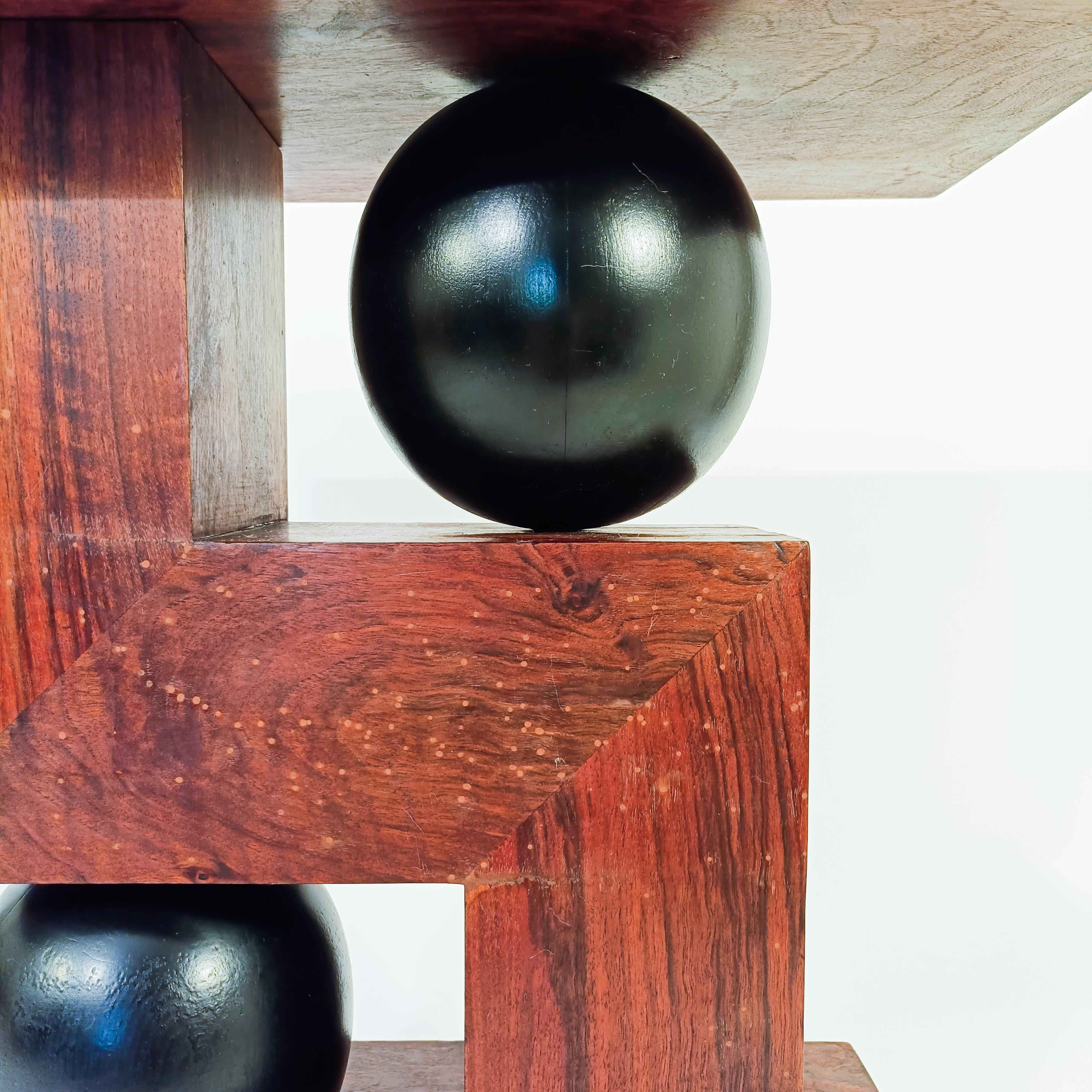Art déco. Table d'appoint sculpturale en noyer de style cubiste, Italie, années 1930 en vente 7
