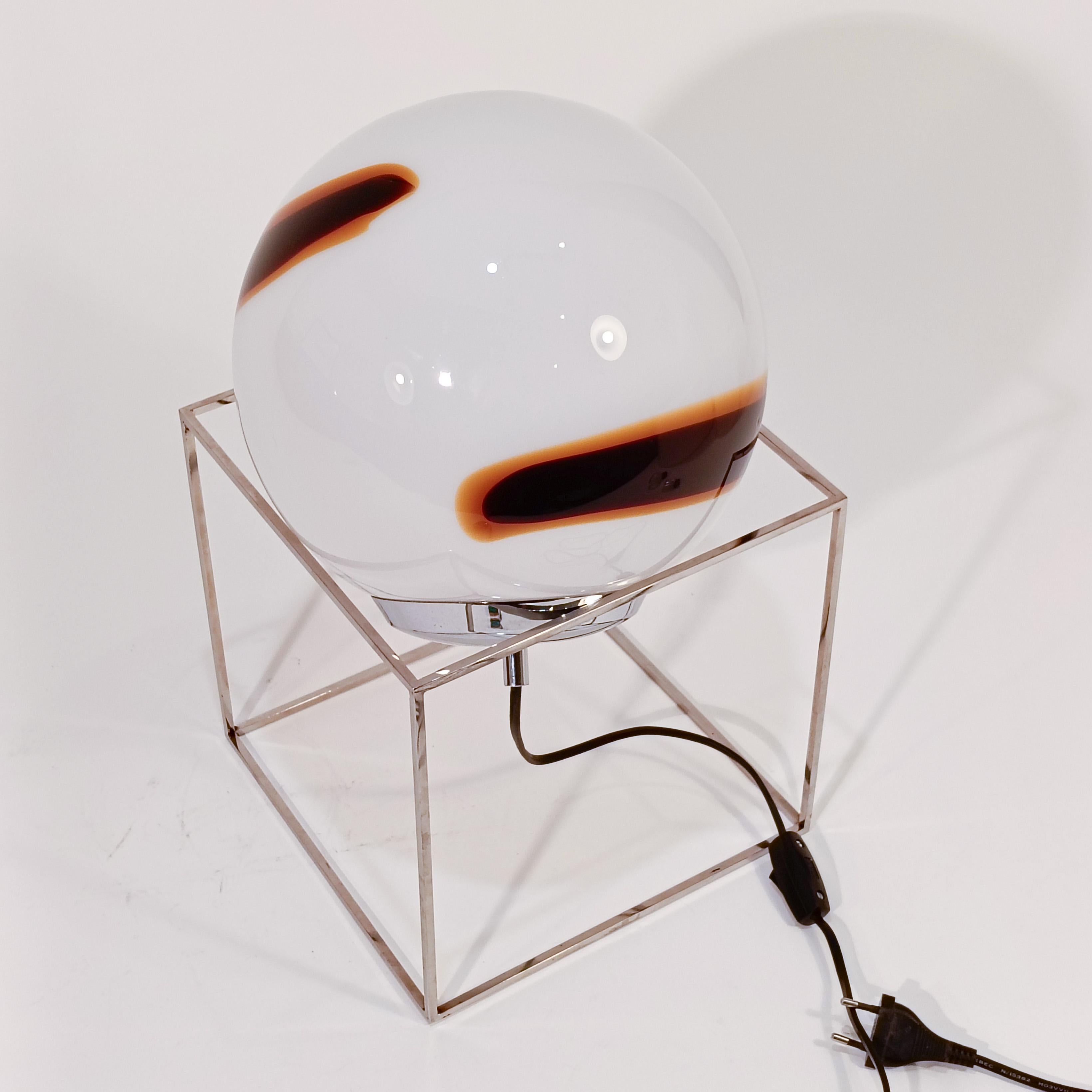 italien L'âge de l'espace. Lampe de table ou lampadaire en murano et acier, Italie, années 1970 en vente