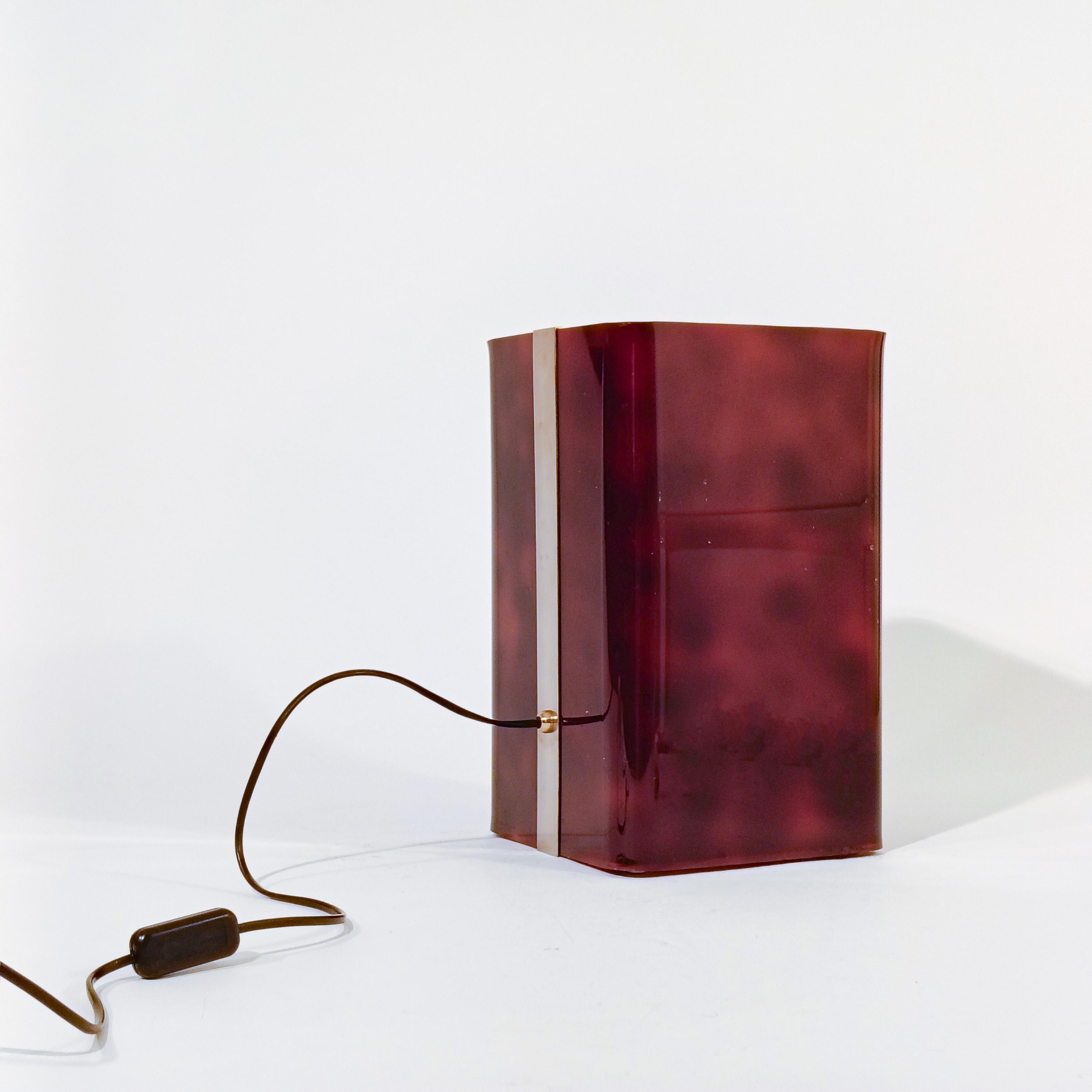 Lampe de table de style post-moderne dans le style des créations de Guzzini, Italie, années 1970. Ce lampadaire ou lampe de table a la forme d'un prisme aux bords arrondis et est entièrement fabriqué en méthacrylate ou en acrylique semblable à