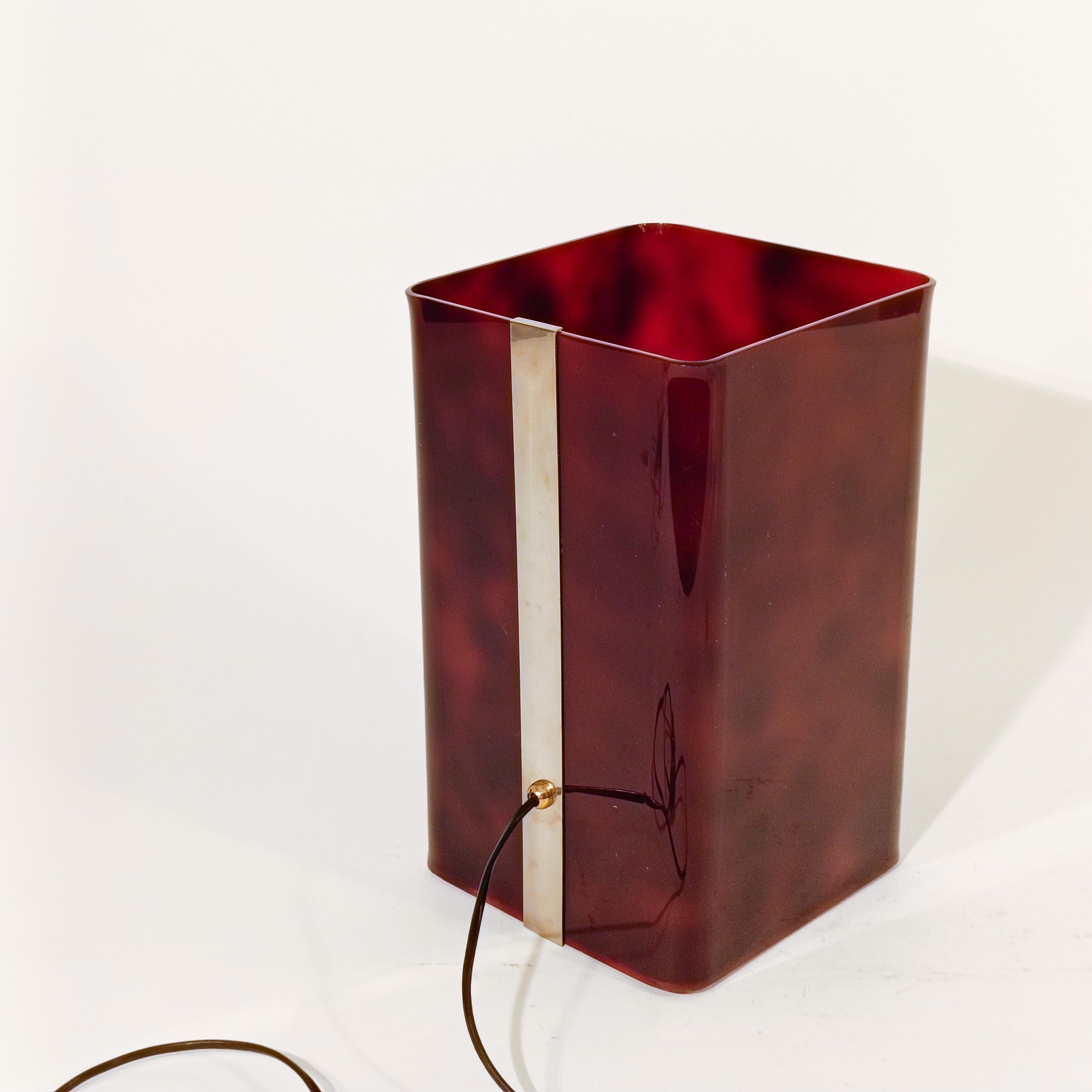 Postmoderne Harvey Guzzini. Lampe de table en acrylique en forme d'écaille de tortue, Italie, 1970 en vente