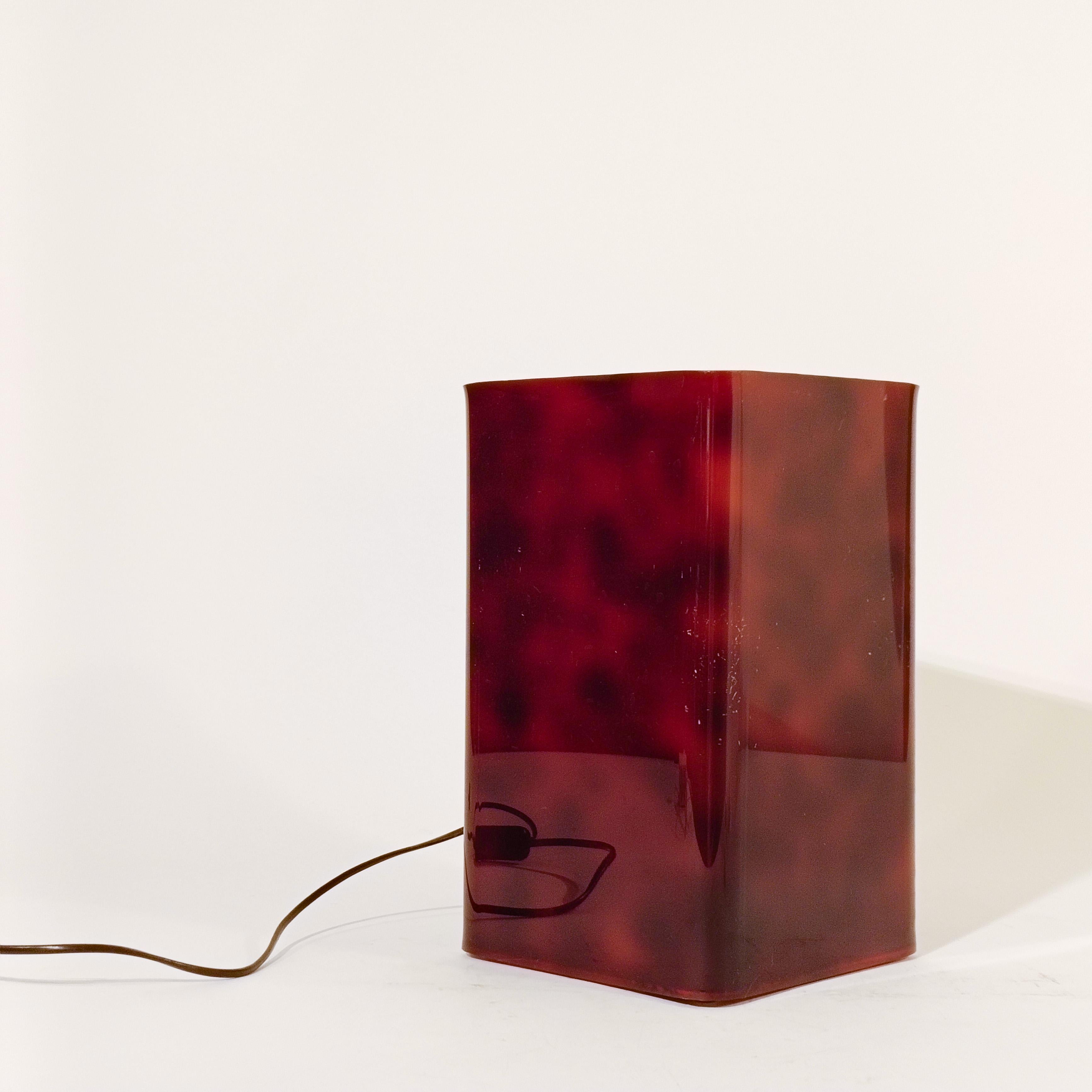 italien Harvey Guzzini. Lampe de table en acrylique en forme d'écaille de tortue, Italie, 1970 en vente