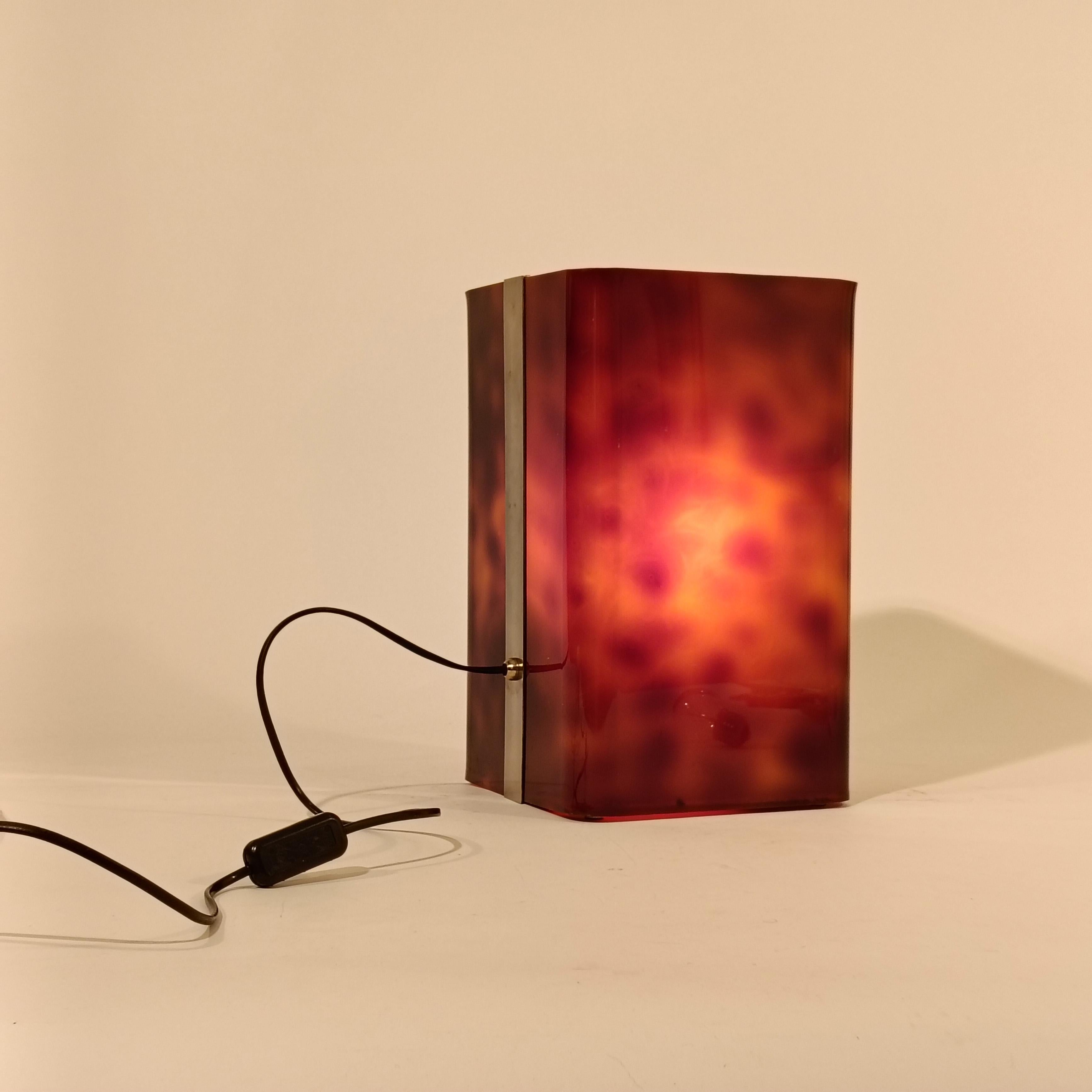 Moulé Harvey Guzzini. Lampe de table en acrylique en forme d'écaille de tortue, Italie, 1970 en vente