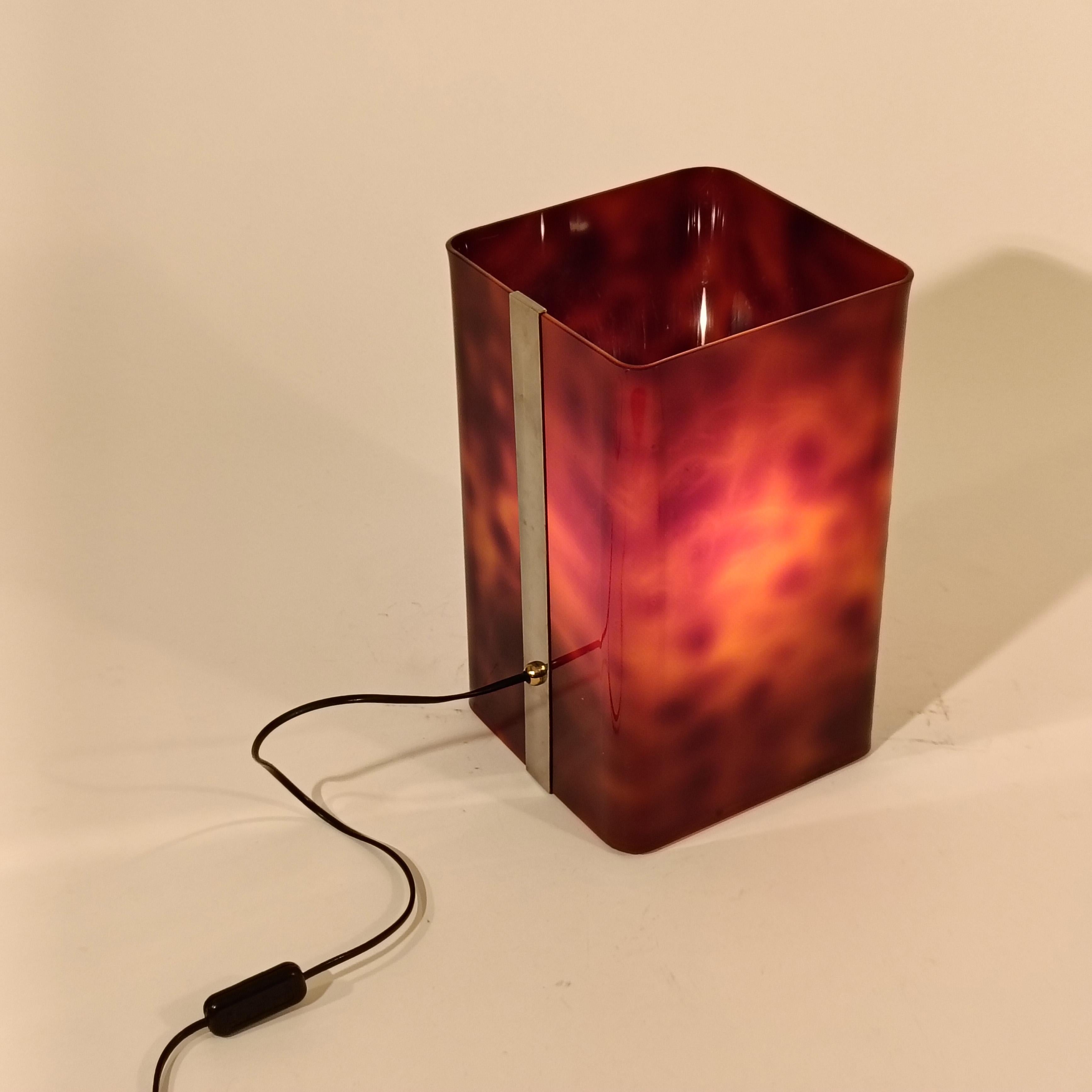 Harvey Guzzini. Lampe de table en acrylique en forme d'écaille de tortue, Italie, 1970 Bon état - En vente à SANT ADRIÀ DE BESÒS, ES