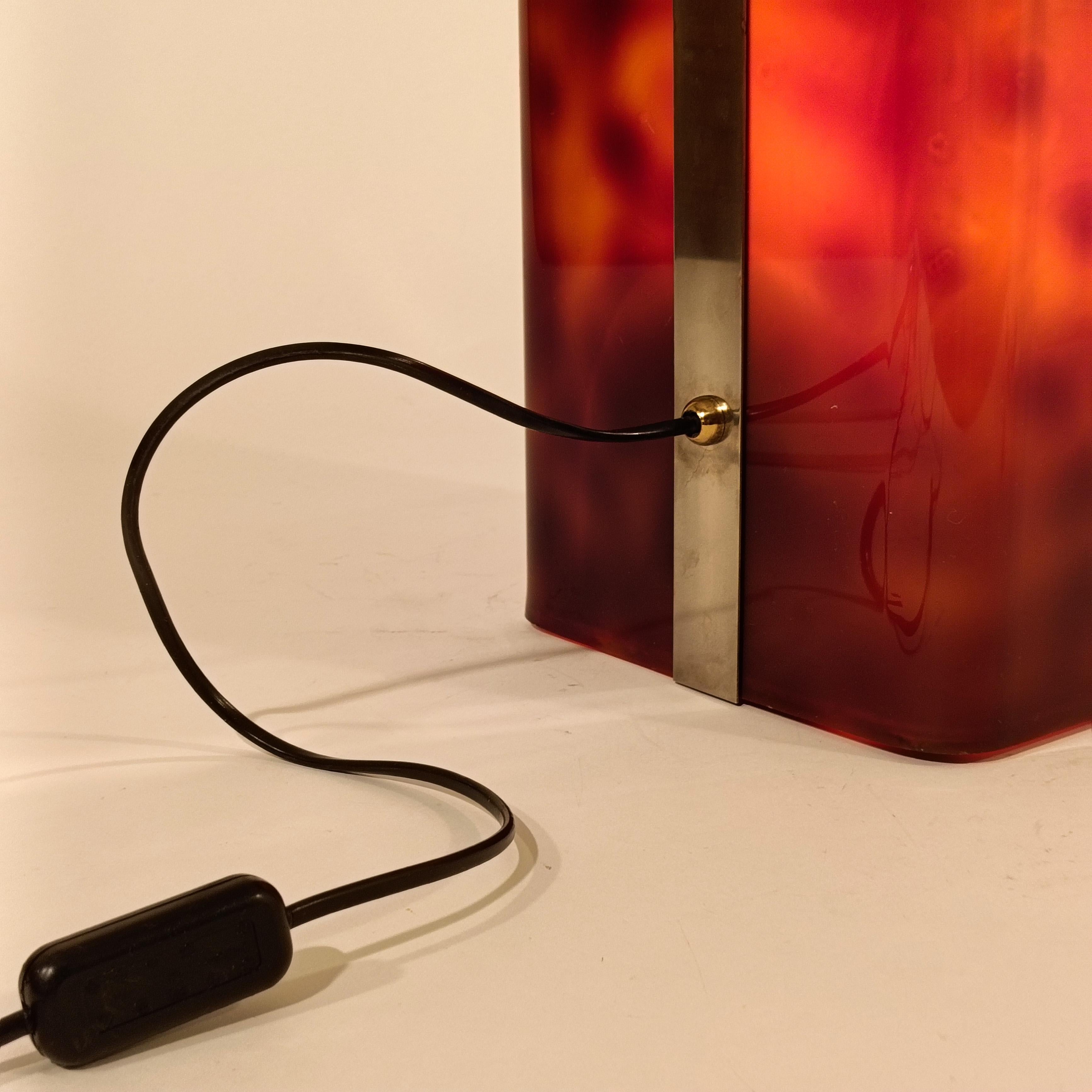 Fin du 20e siècle Harvey Guzzini. Lampe de table en acrylique en forme d'écaille de tortue, Italie, 1970 en vente