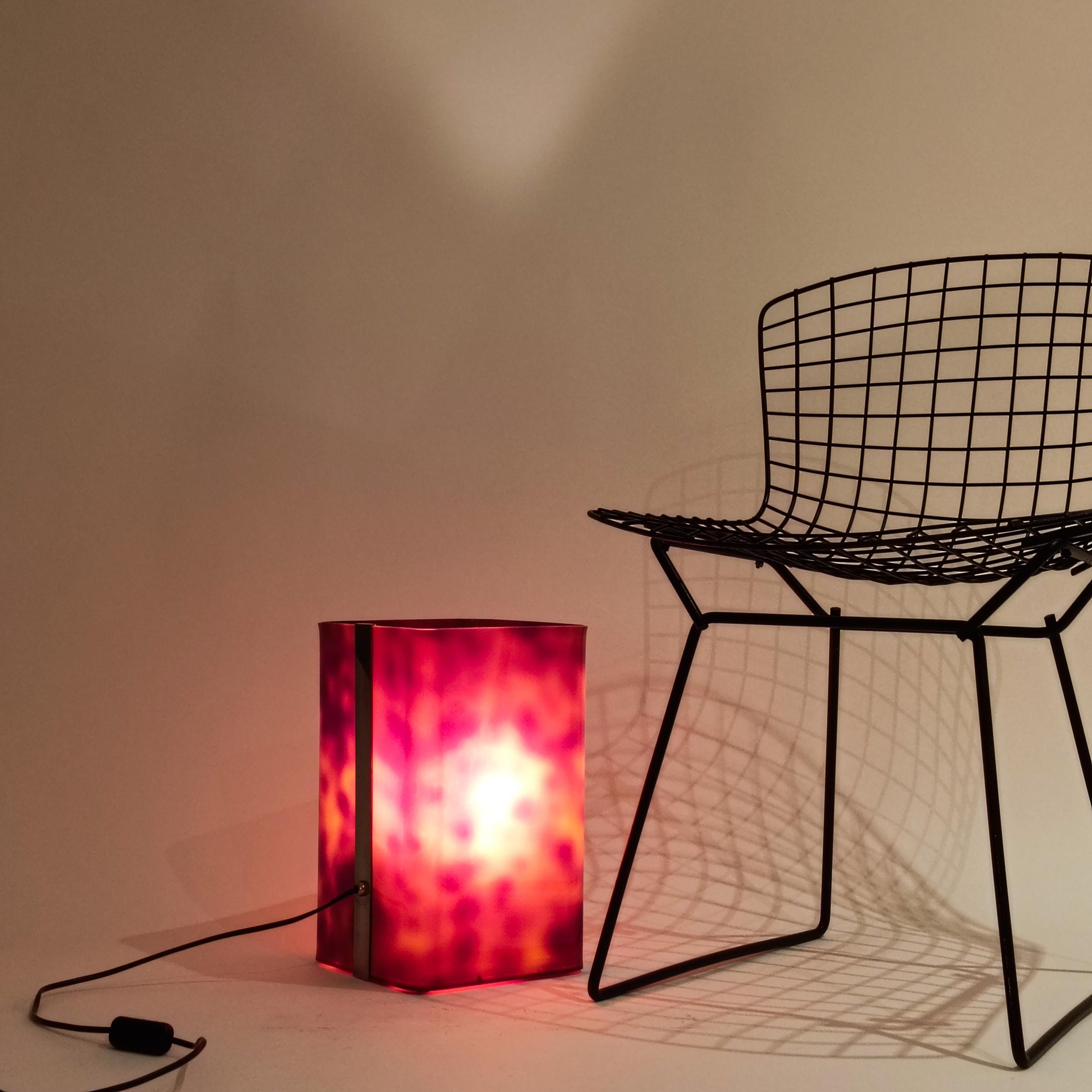 Laiton Harvey Guzzini. Lampe de table en acrylique en forme d'écaille de tortue, Italie, 1970 en vente