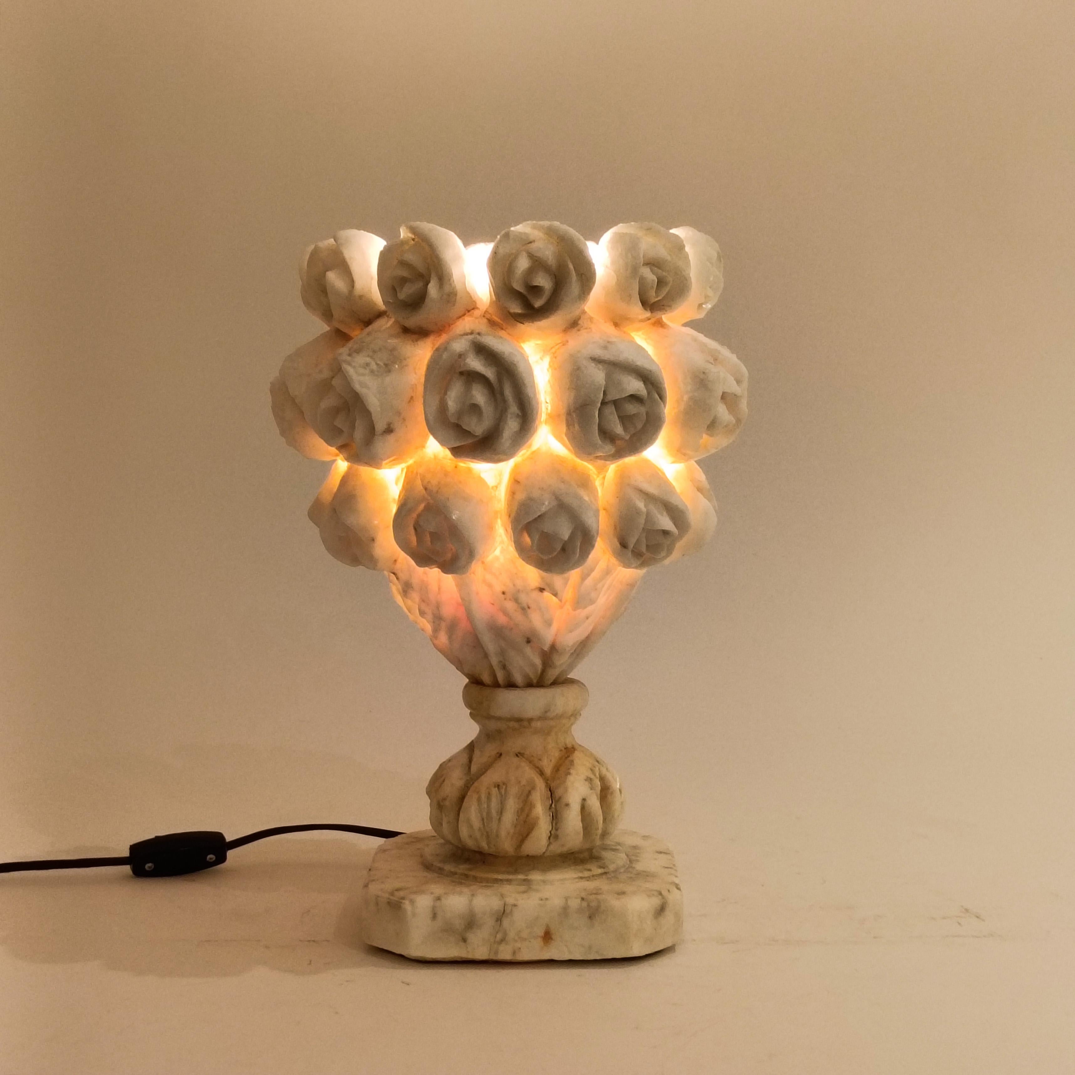 Neoklassischer Stil. Handgeschnitzte Alabaster-Tischlampe, Spanien, 1950er Jahre im Zustand „Gut“ im Angebot in SANT ADRIÀ DE BESÒS, ES