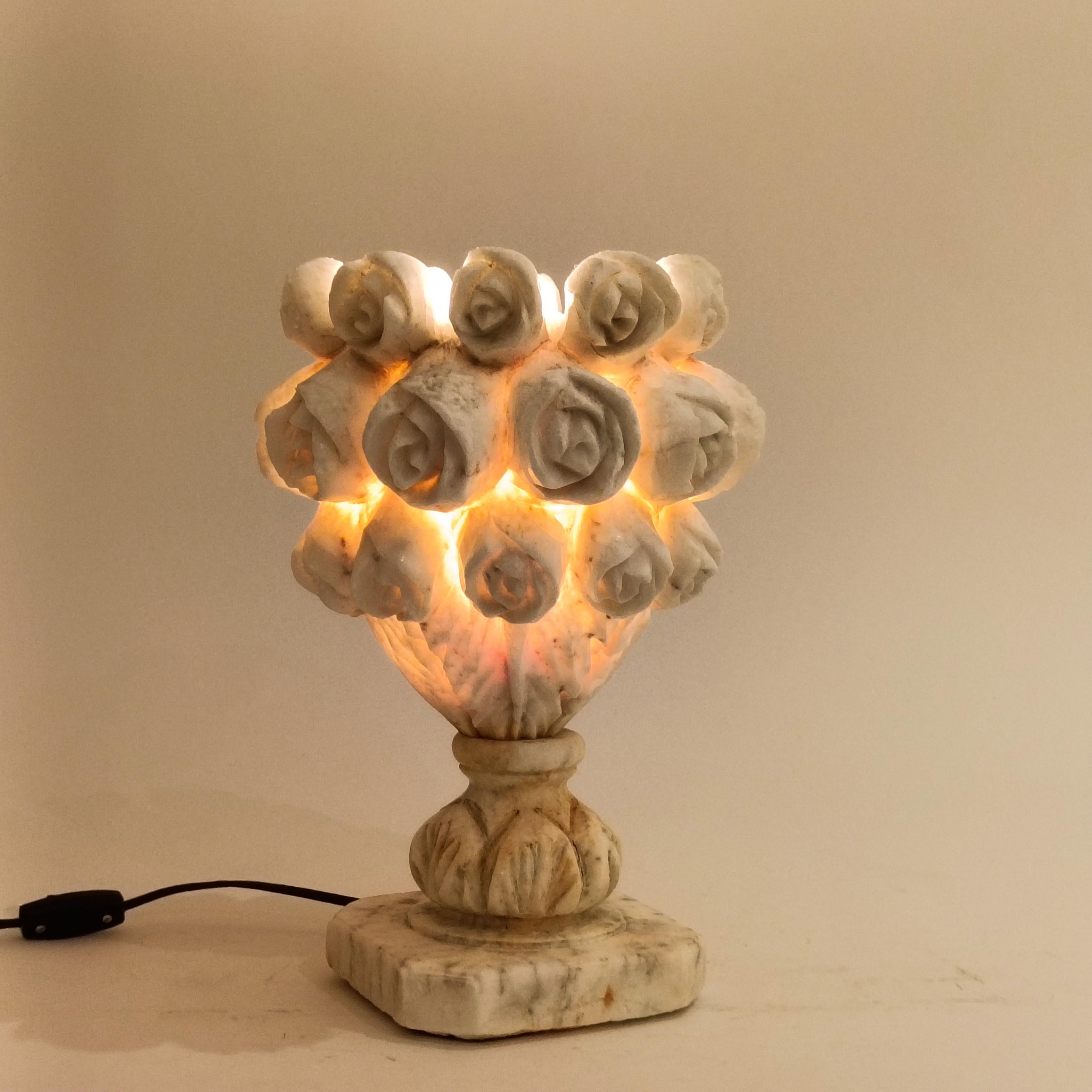 Neoklassischer Stil. Handgeschnitzte Alabaster-Tischlampe, Spanien, 1950er Jahre (Mitte des 20. Jahrhunderts) im Angebot