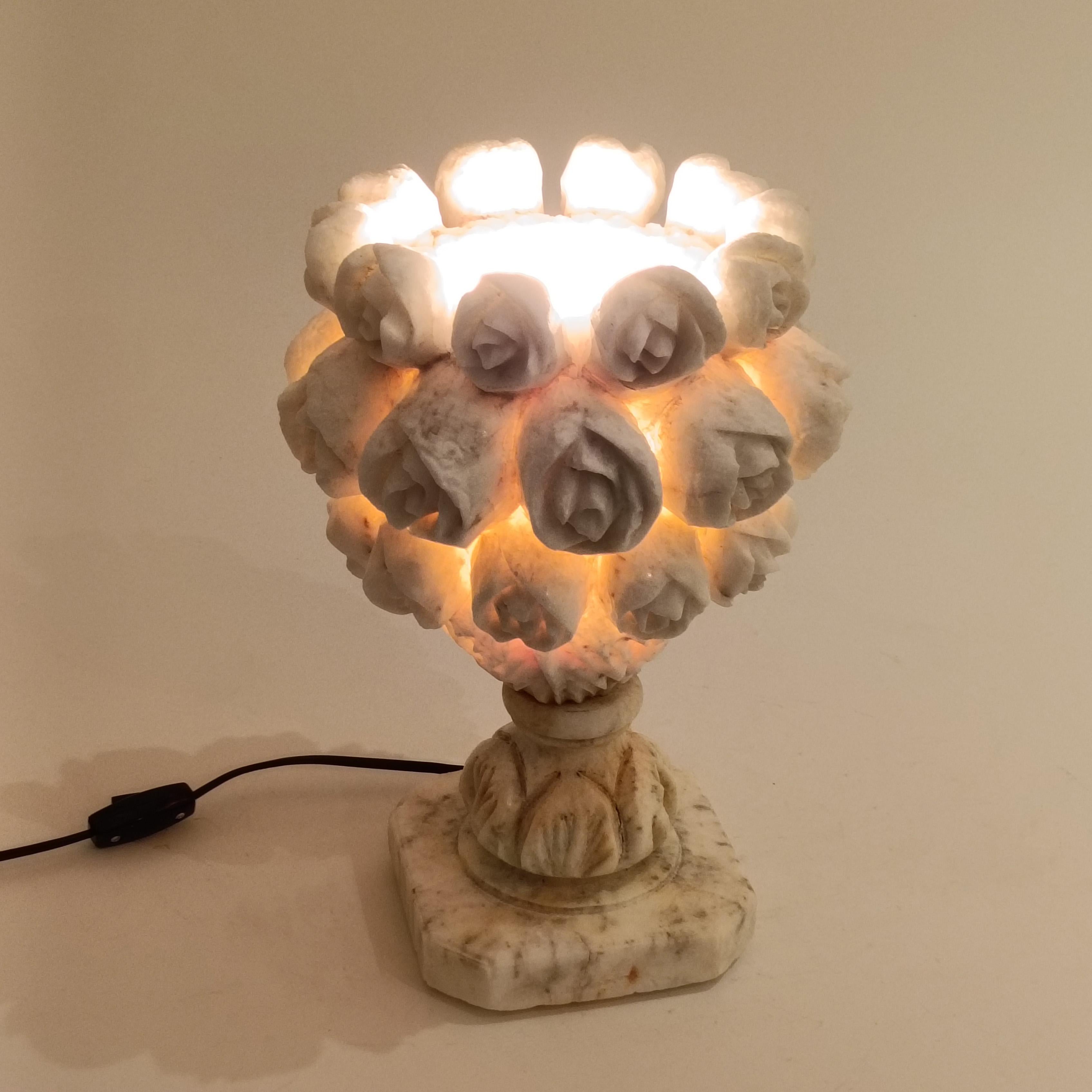 Neoklassischer Stil. Handgeschnitzte Alabaster-Tischlampe, Spanien, 1950er Jahre im Angebot 1
