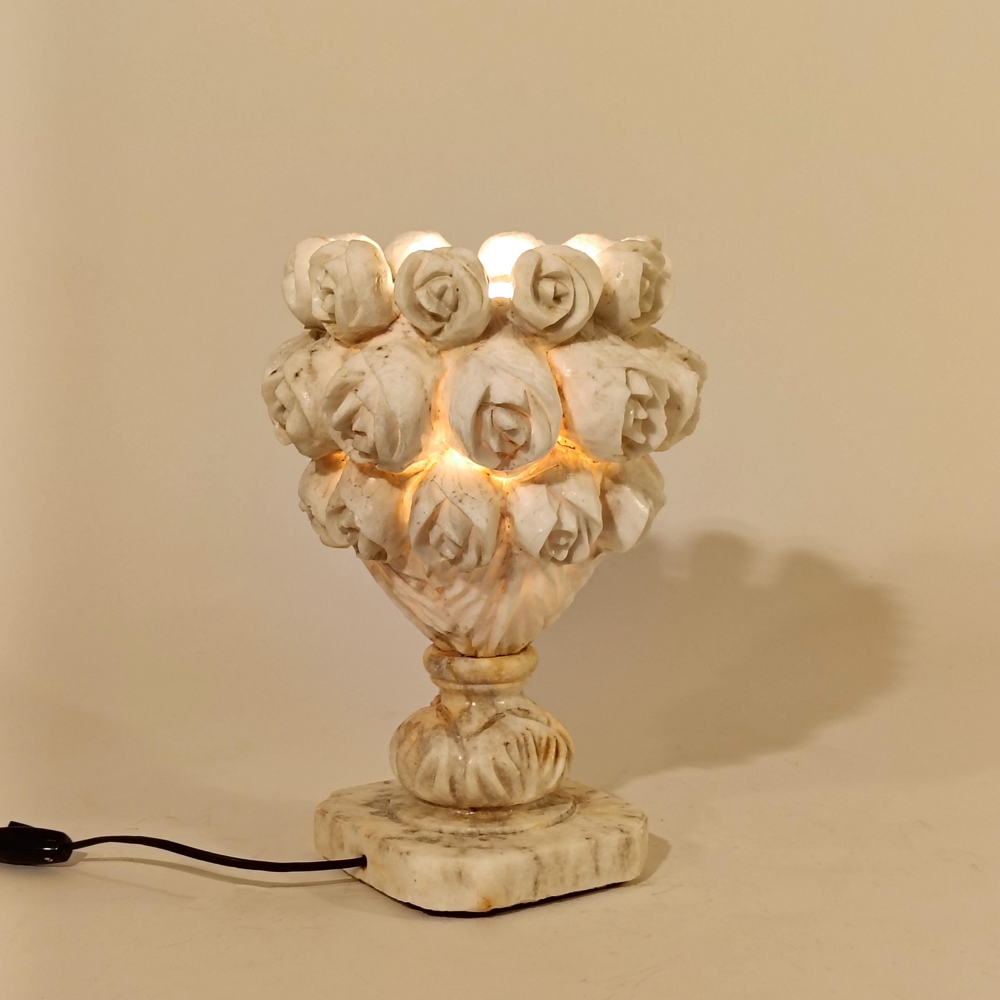 Neoklassischer Stil. Handgeschnitzte Alabaster-Tischlampe, Spanien, 1950er Jahre im Angebot 2