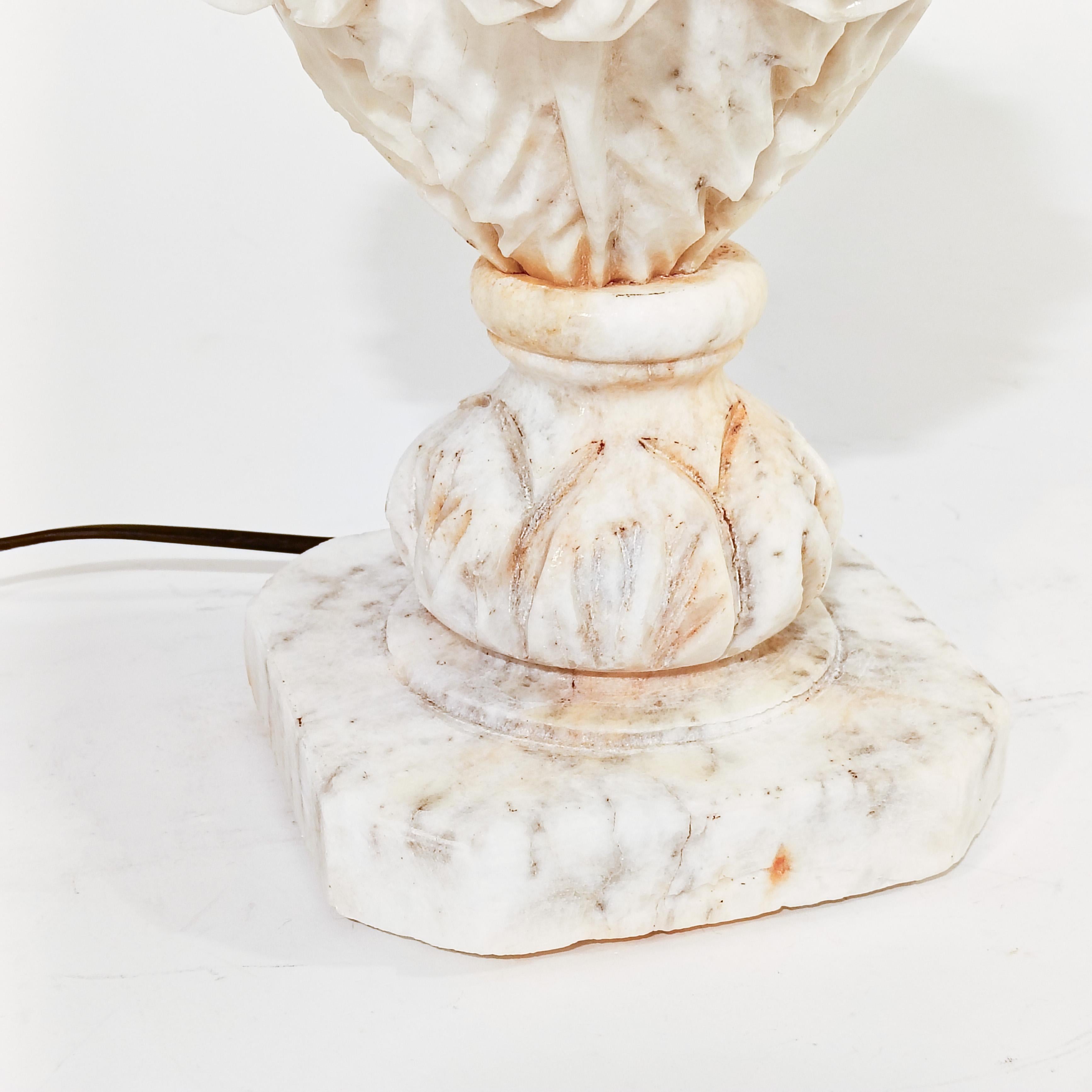 Neoklassischer Stil. Handgeschnitzte Alabaster-Tischlampe, Spanien, 1950er Jahre im Angebot 5