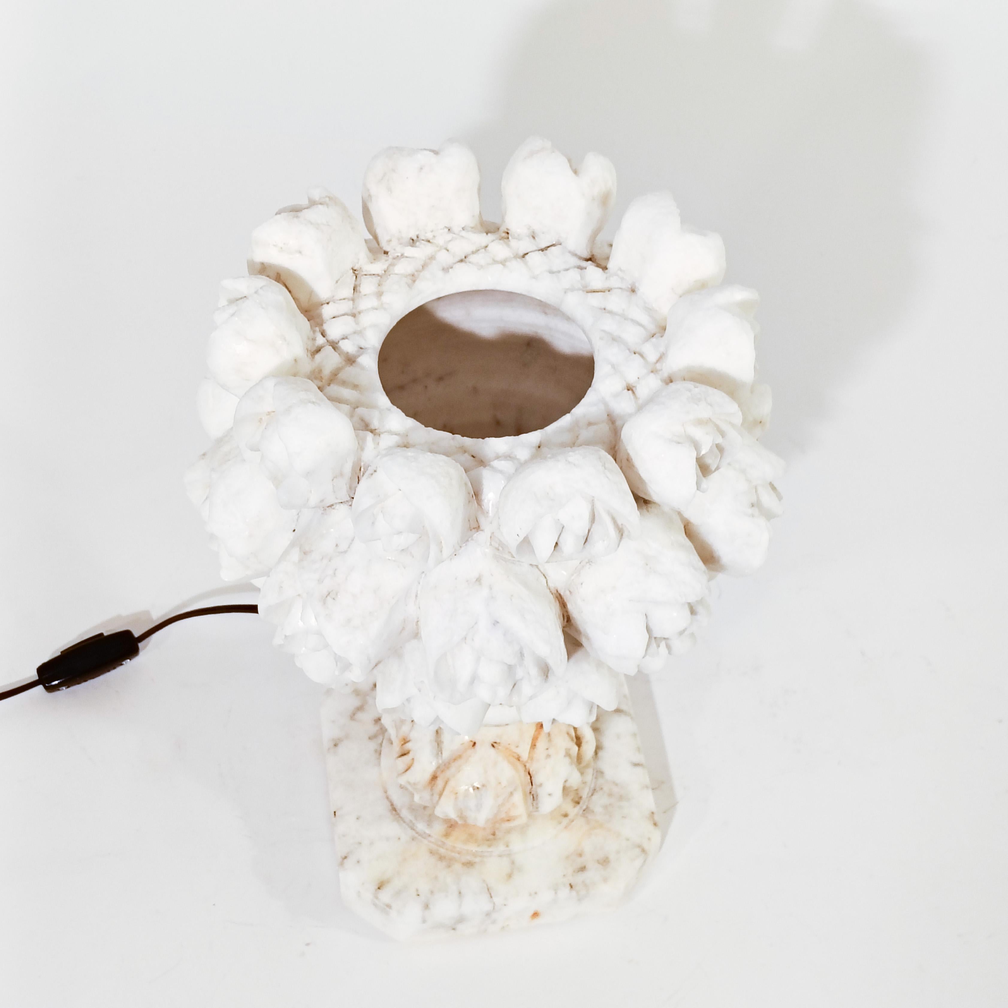 Neoklassischer Stil. Handgeschnitzte Alabaster-Tischlampe, Spanien, 1950er Jahre im Angebot 8