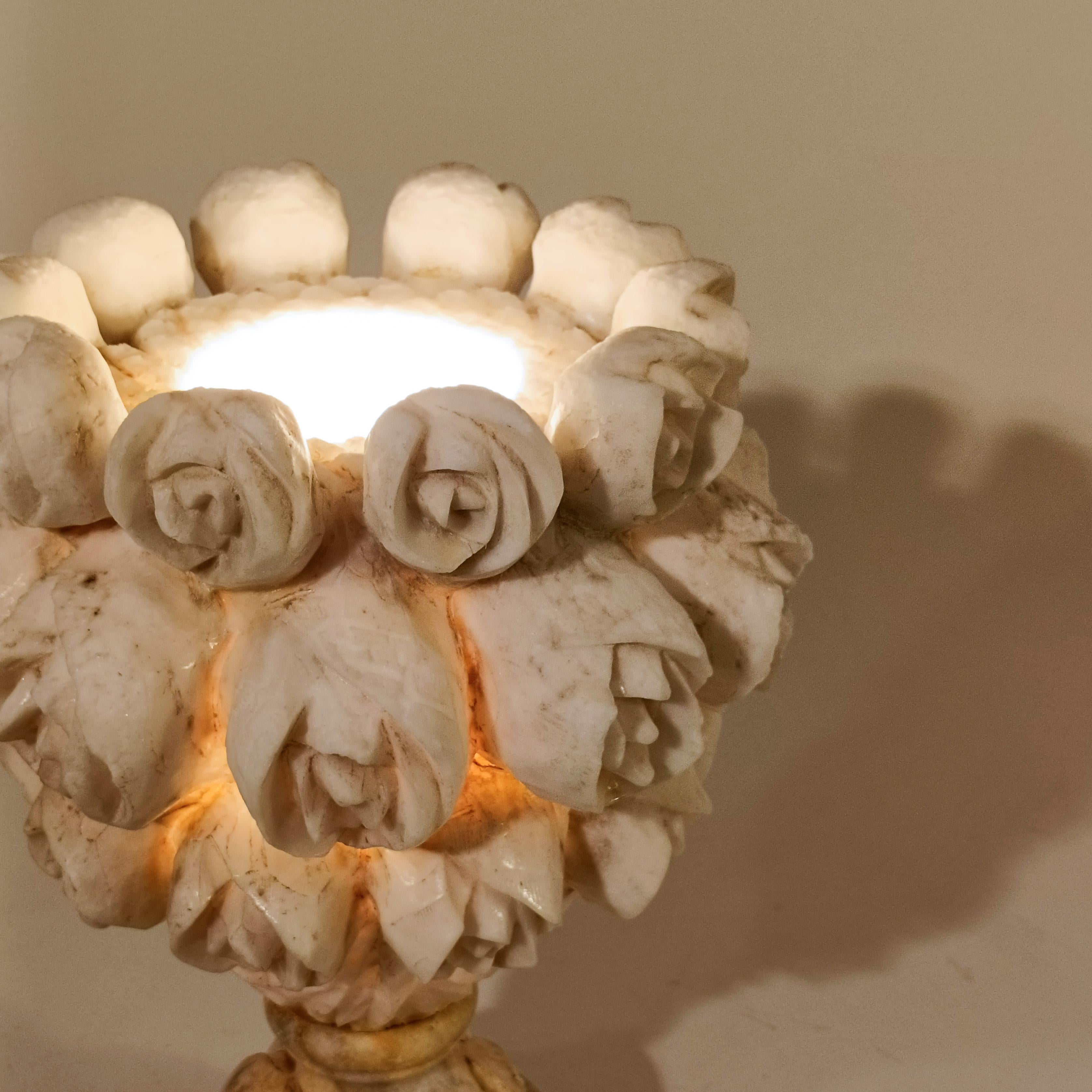 Neoklassischer Stil. Handgeschnitzte Alabaster-Tischlampe, Spanien, 1950er Jahre im Angebot 10