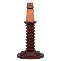 Charles Dudouyt. Lampe de table sculpturale en chêne et frêne tournés, France, années 1930