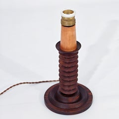 Charles Dudouyt. Lampe de table sculpturale en chêne et frêne tournés, France, années 1930