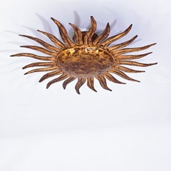 Lámpara empotrada de hierro forjado con diseño «Sunburst» y acabado dorado, de mediados de siglo, de Ferro Art, España, década de 1950