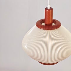 Jean Rispal-Stil. Pendelleuchte im Mid-Century-Modern-Stil aus Kiefernholz und Rhodoid, Spanien, 1980