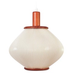 Jean Rispal-Stil. Pendelleuchte im Mid-Century-Modern-Stil aus Kiefernholz und Rhodoid, Spanien, 1980