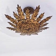Lámpara de hierro forjado de estilo neotudor con motivos «Sunburst» dorados, de montaje empotrado, de Ferro Art, España, década de 1950
