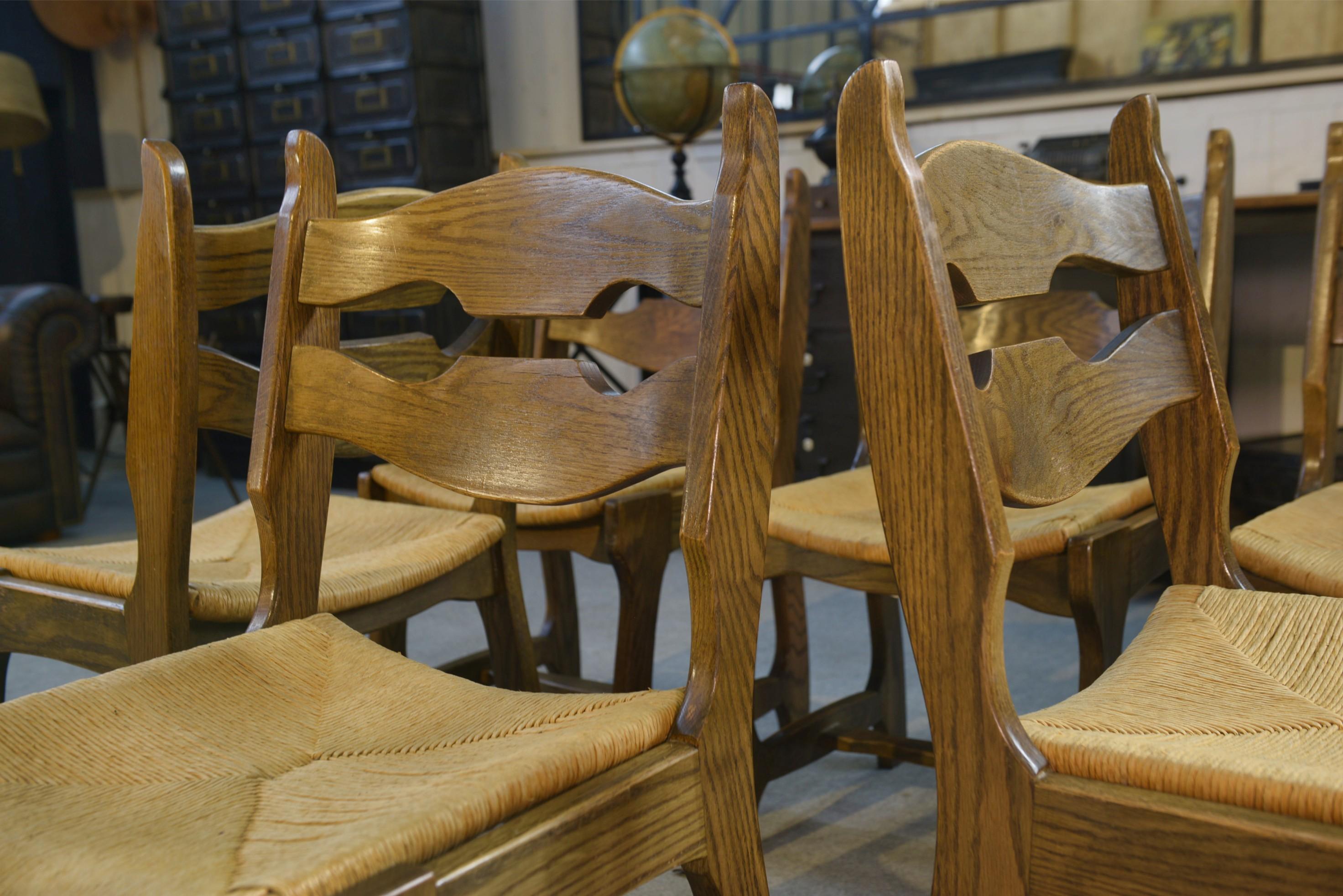Ensemble de 6 chaises en chêne massif et assises en paille Guillerme et Chambron en vente 3