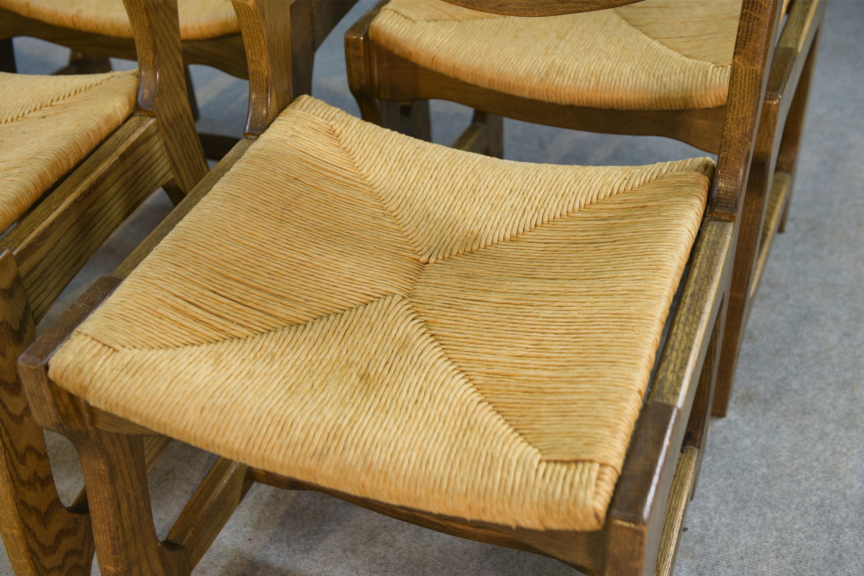 Milieu du XXe siècle Ensemble de 6 chaises en chêne massif et assises en paille Guillerme et Chambron en vente