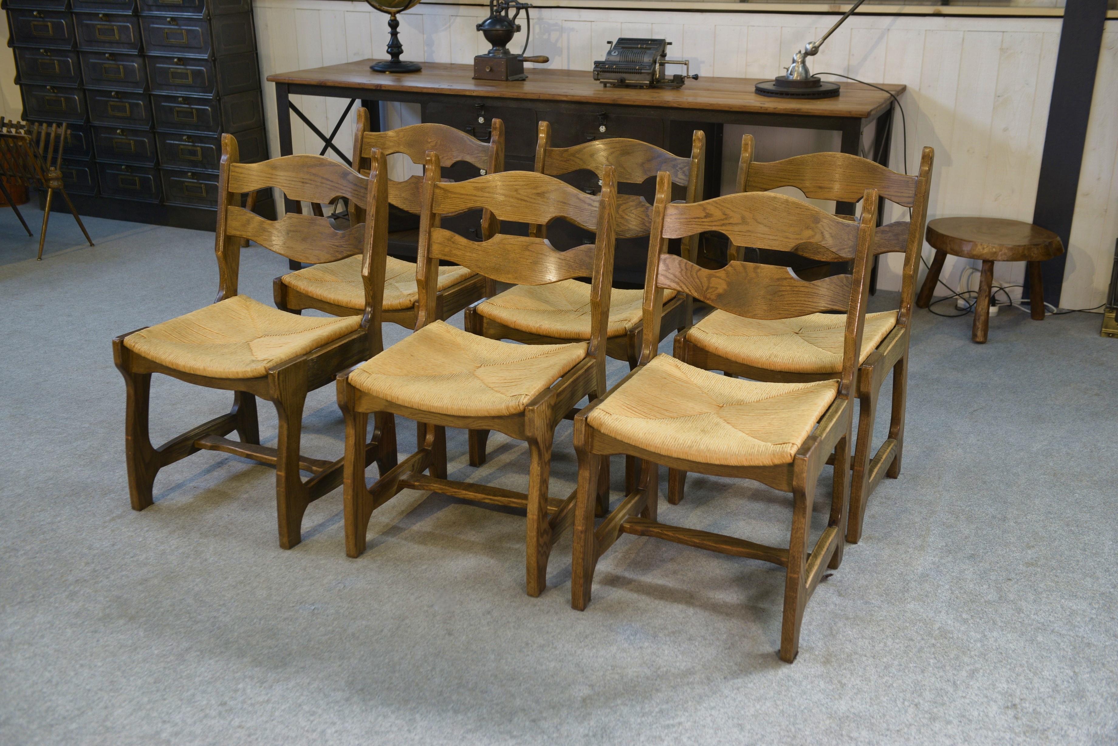 Français Ensemble de 6 chaises en chêne massif et assises en paille Guillerme et Chambron en vente