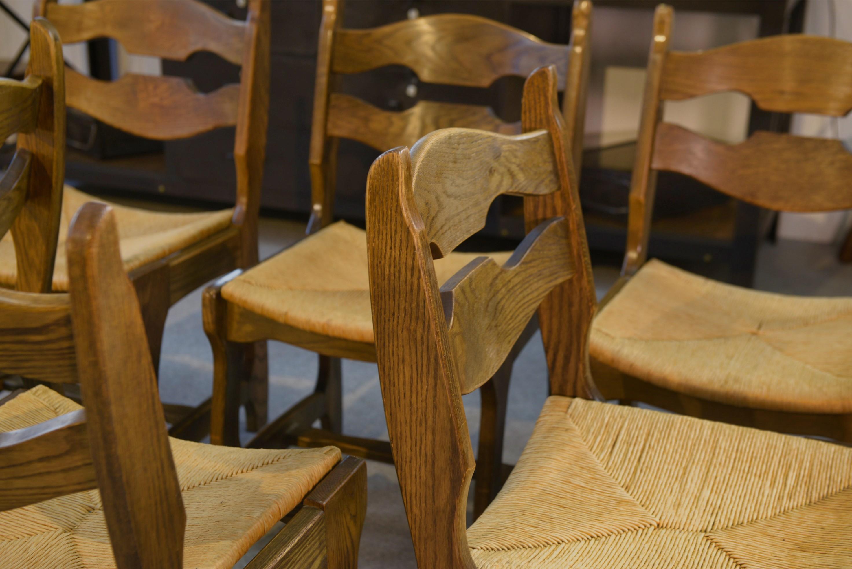 Ensemble de 6 chaises en chêne massif et assises en paille Guillerme et Chambron en vente 6