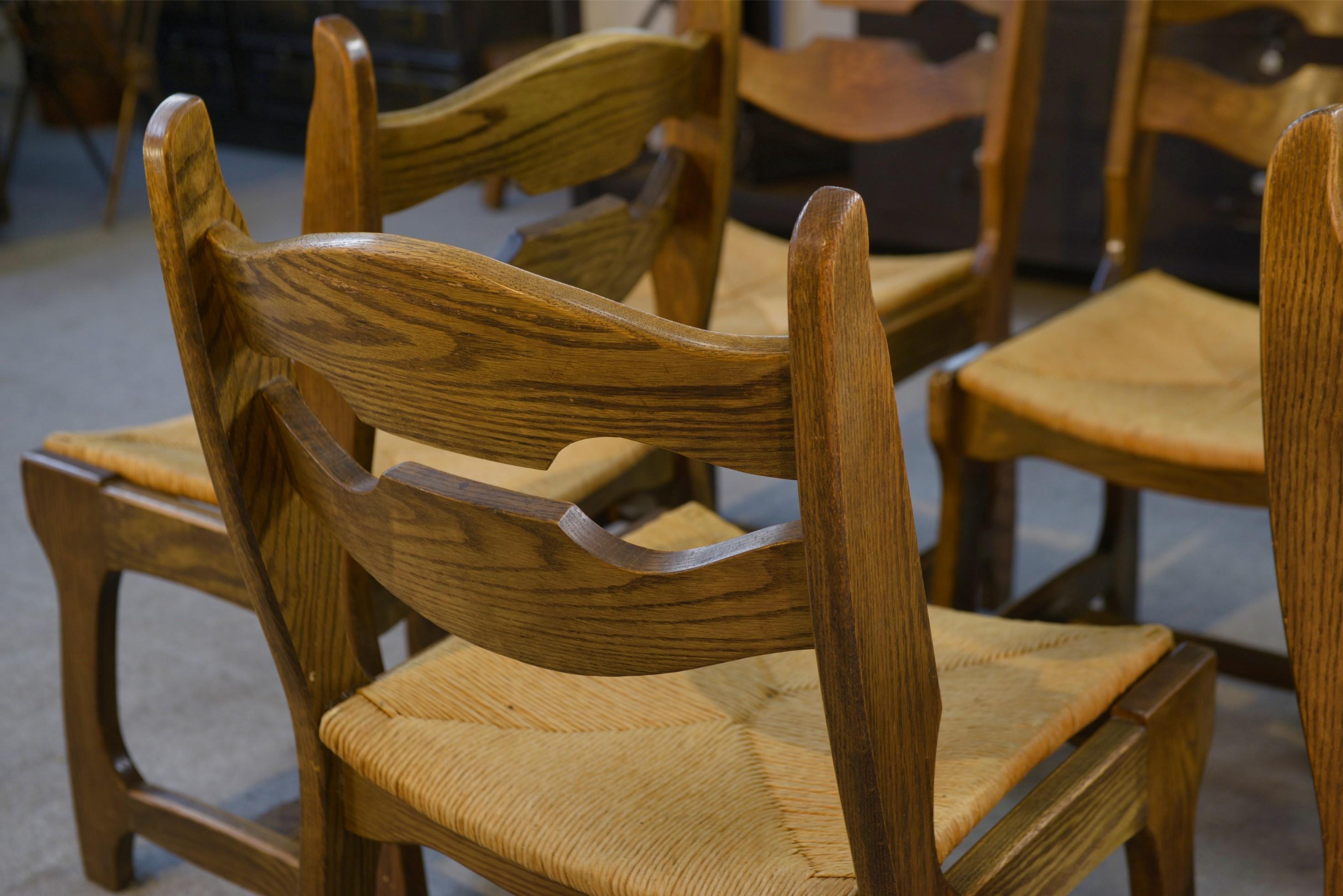 Ensemble de 6 chaises en chêne massif et assises en paille Guillerme et Chambron en vente 1