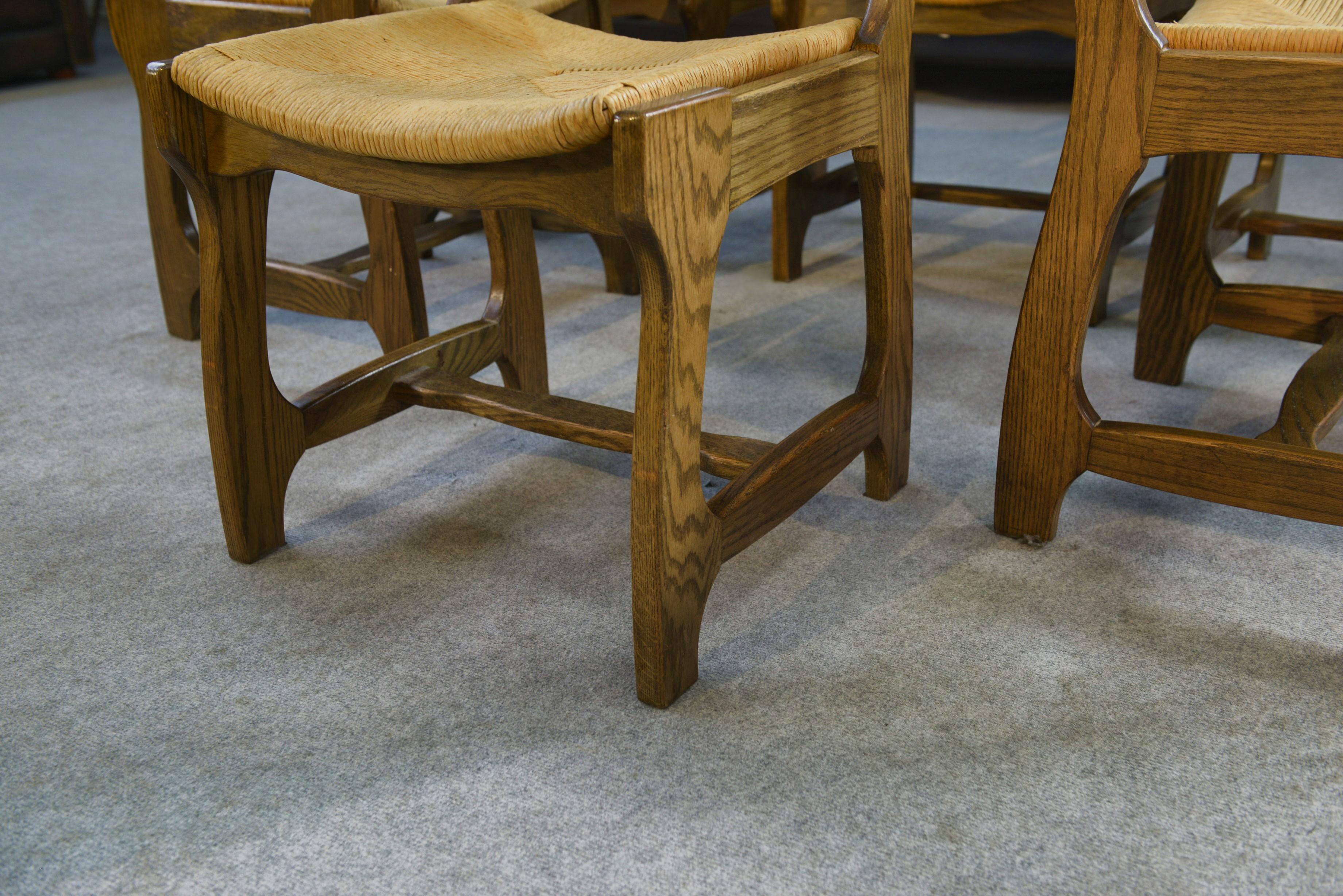 Ensemble de 6 chaises en chêne massif et assises en paille Guillerme et Chambron en vente 8