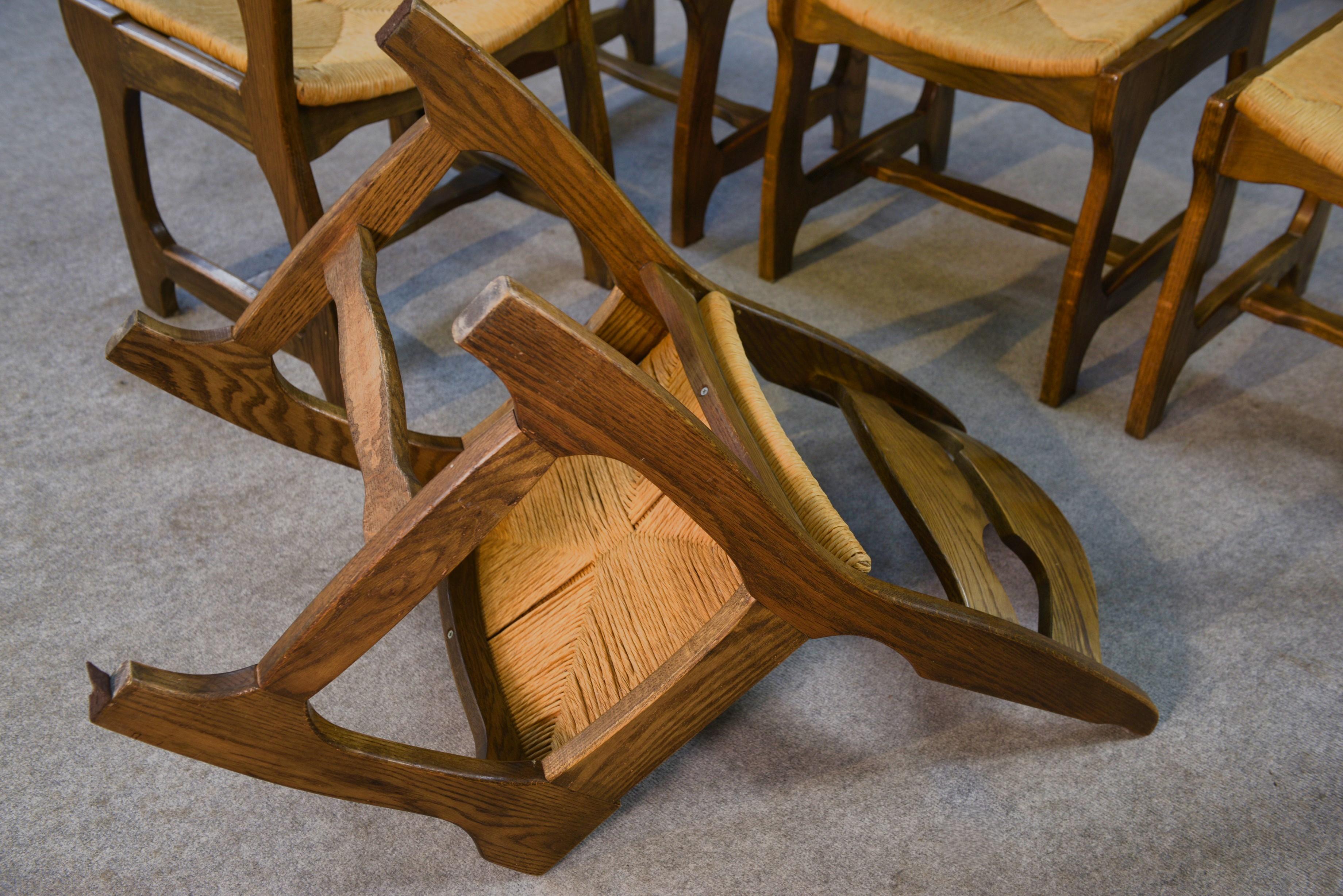 Ensemble de 6 chaises en chêne massif et assises en paille Guillerme et Chambron en vente 7