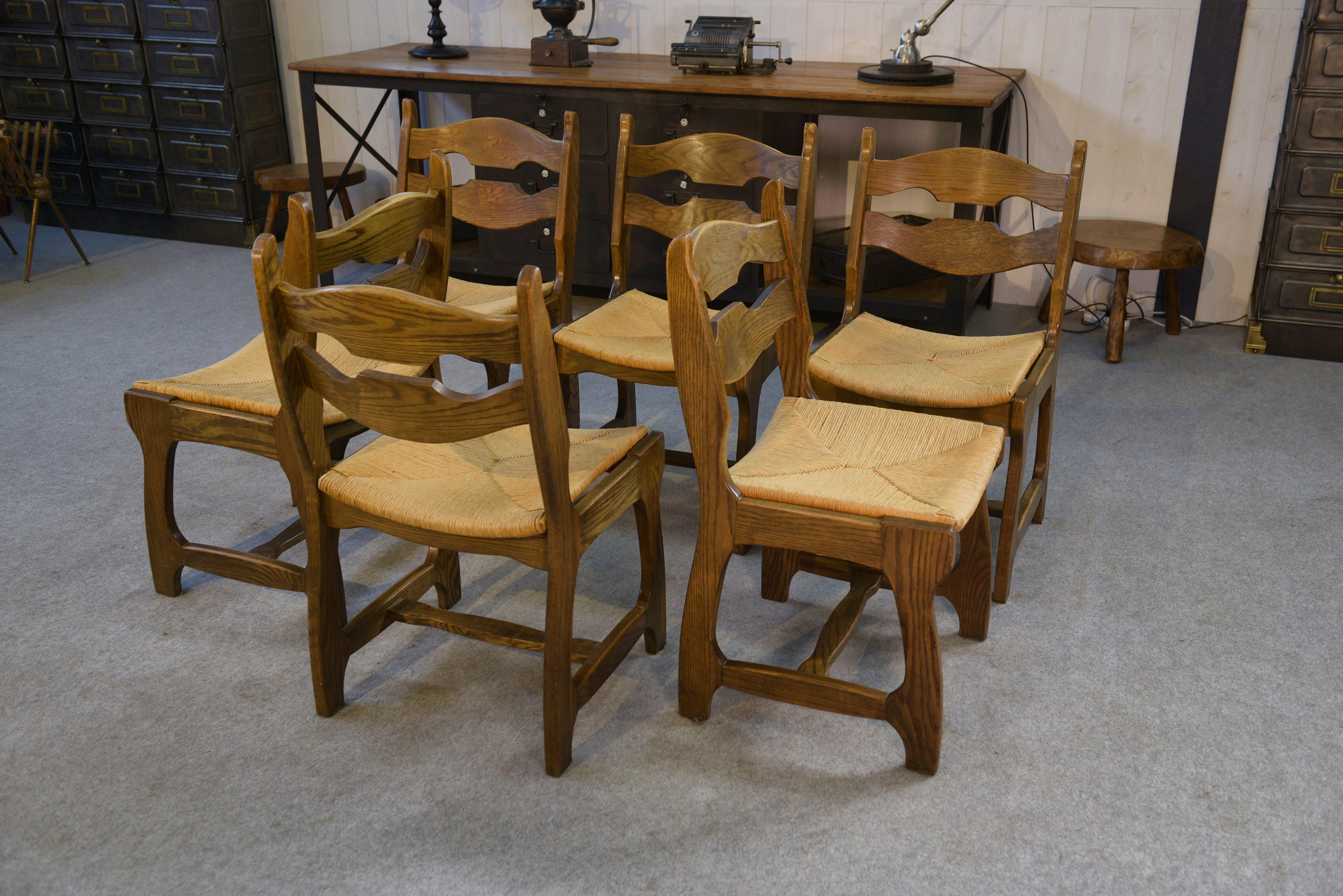 Ensemble de 6 chaises en chêne massif et assises en paille Guillerme et Chambron en vente 4