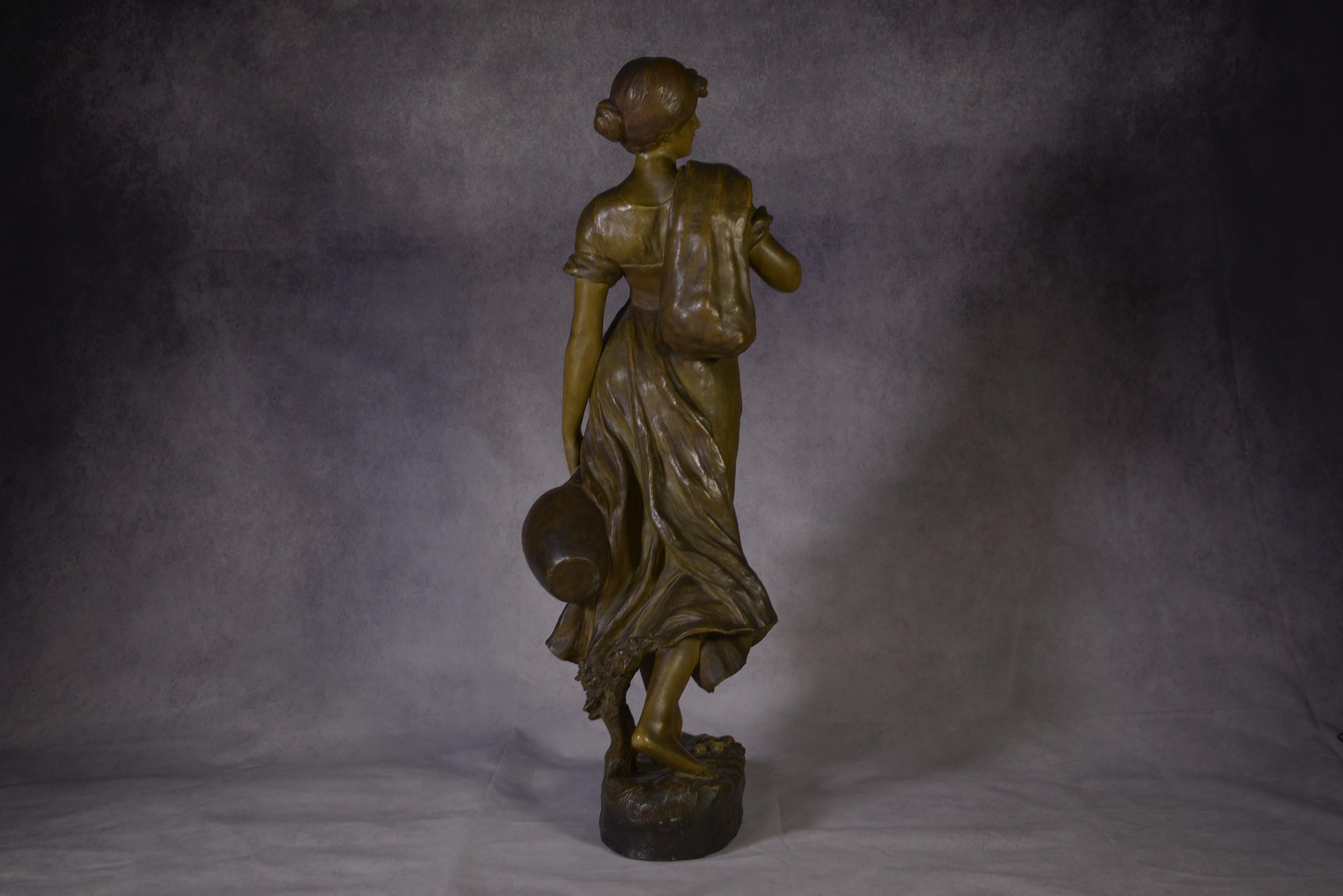 20th Century Statue en terre cuite femme porteuse d'une jarre signée XX's For Sale