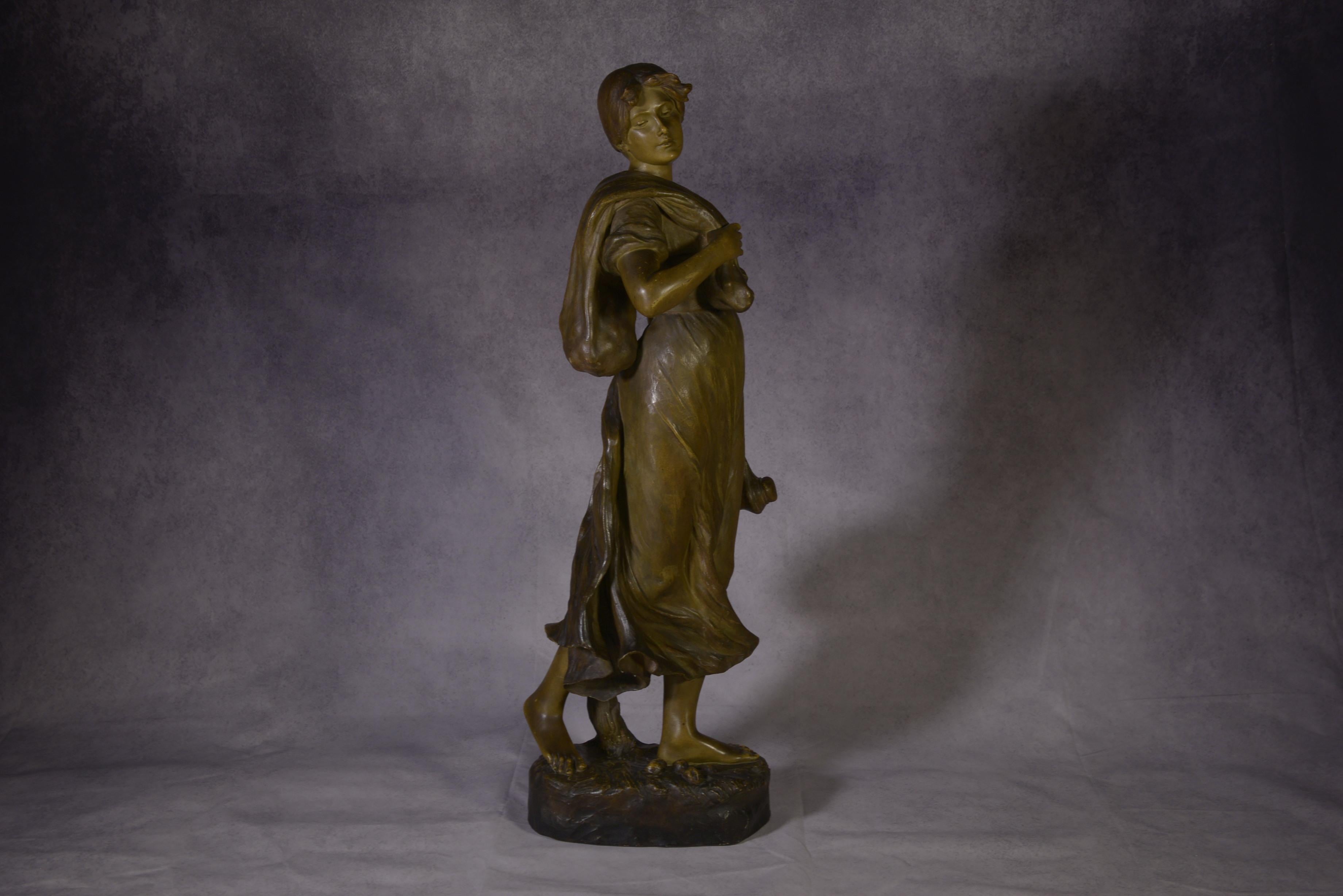 Statue en terre cuite femme porteuse d'une jarre signée XX's In Good Condition For Sale In TOURCOING, FR