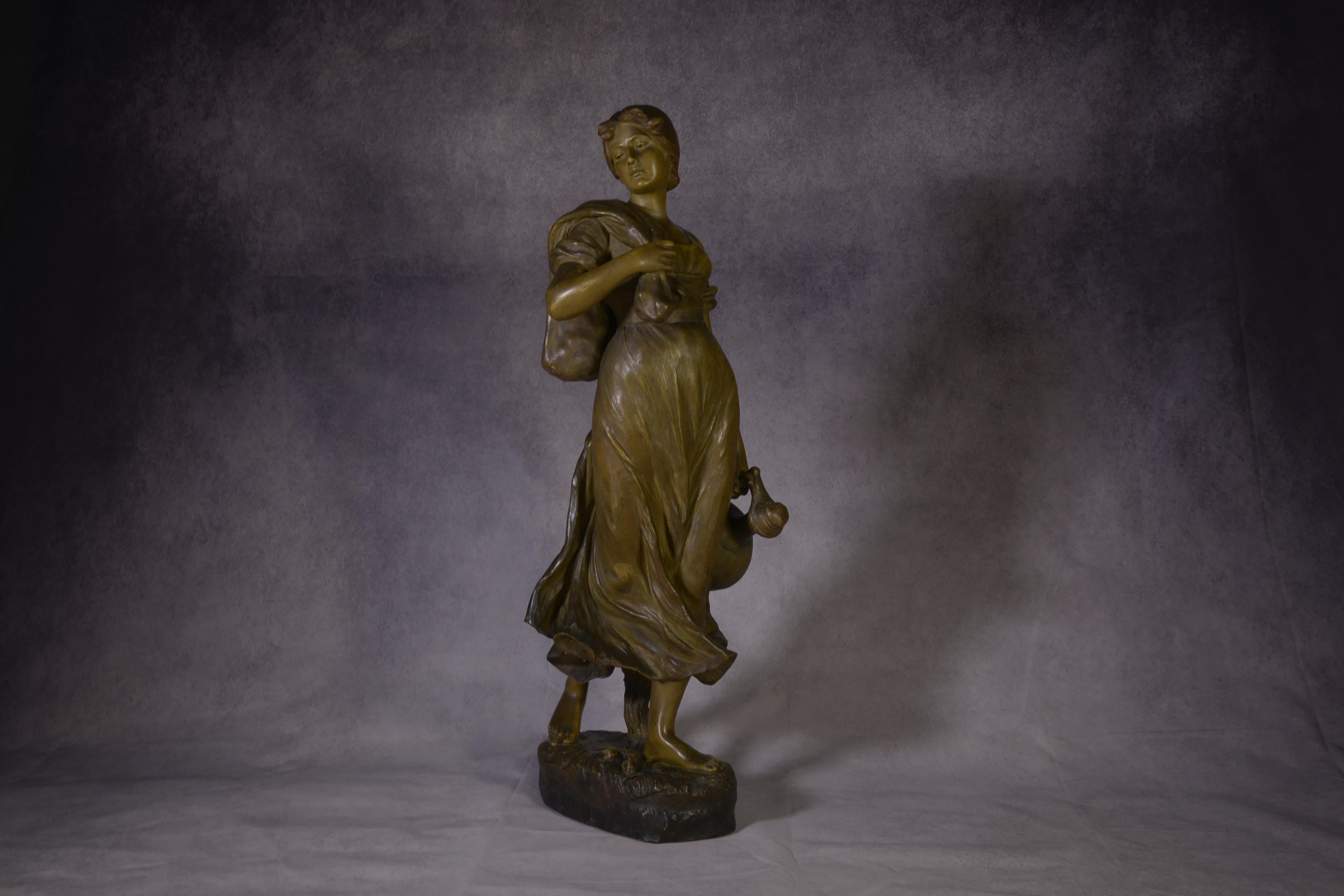 Art Nouveau Statue en terre cuite femme porteuse d'une jarre signée XX's For Sale