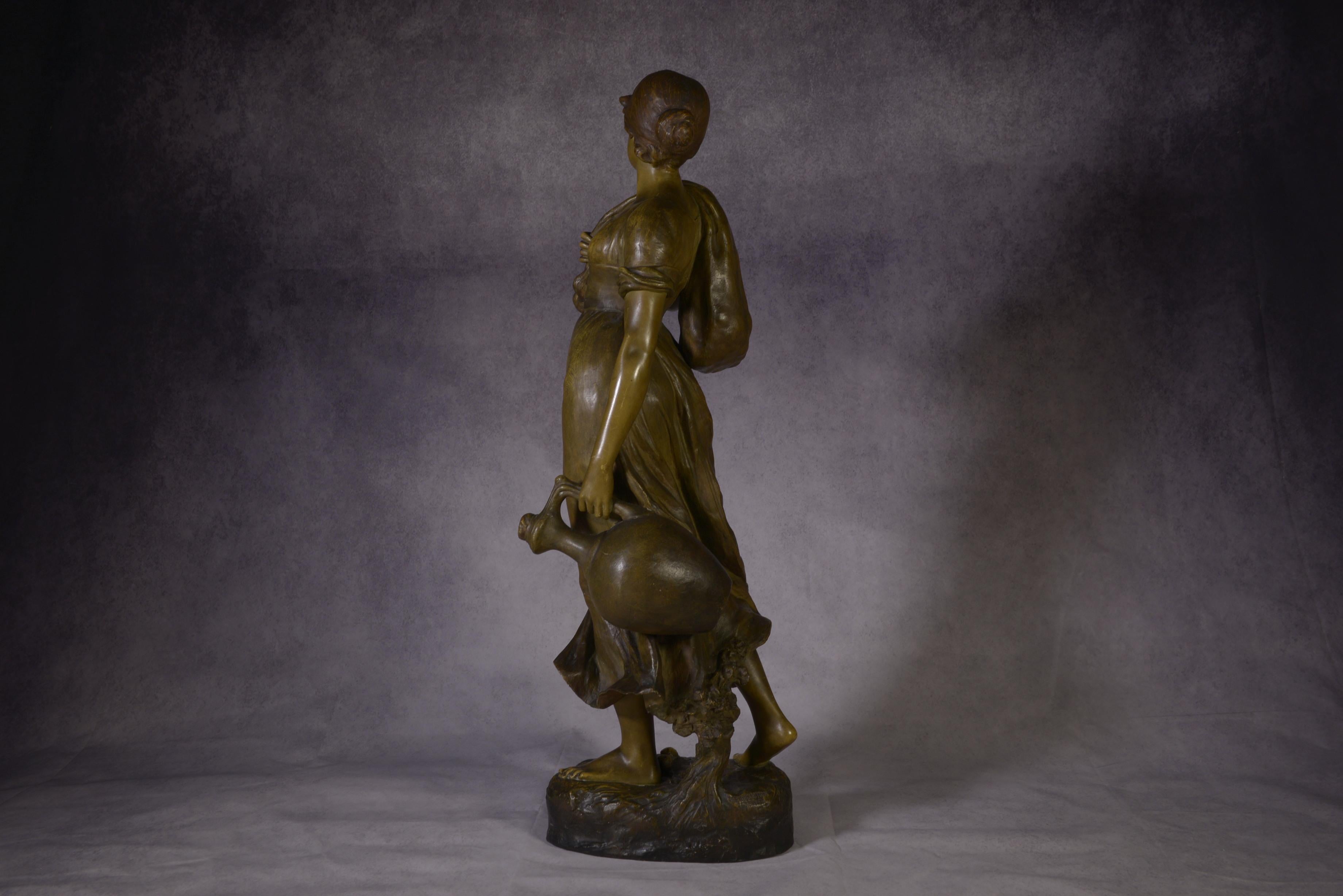 Statue en terre cuite femme porteuse d'une jarre signée XX's For Sale 1